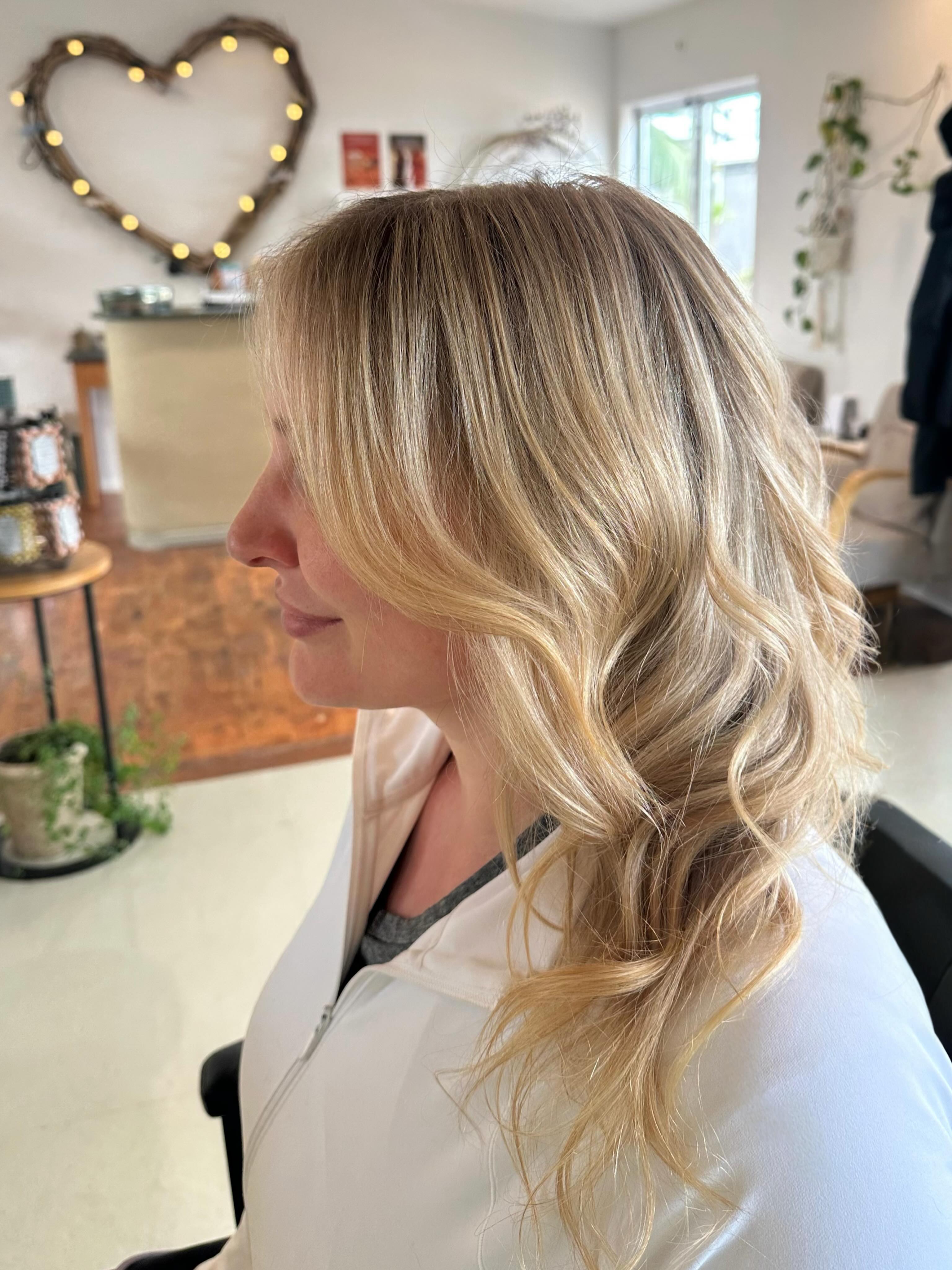 Natural warm blonde tones, soft curls, and an effortless shine ๐ฆ๐ค๐ฏ๐ชฝ
#yuduyuhairsalon #sustainablesalons #waihekehairstylist