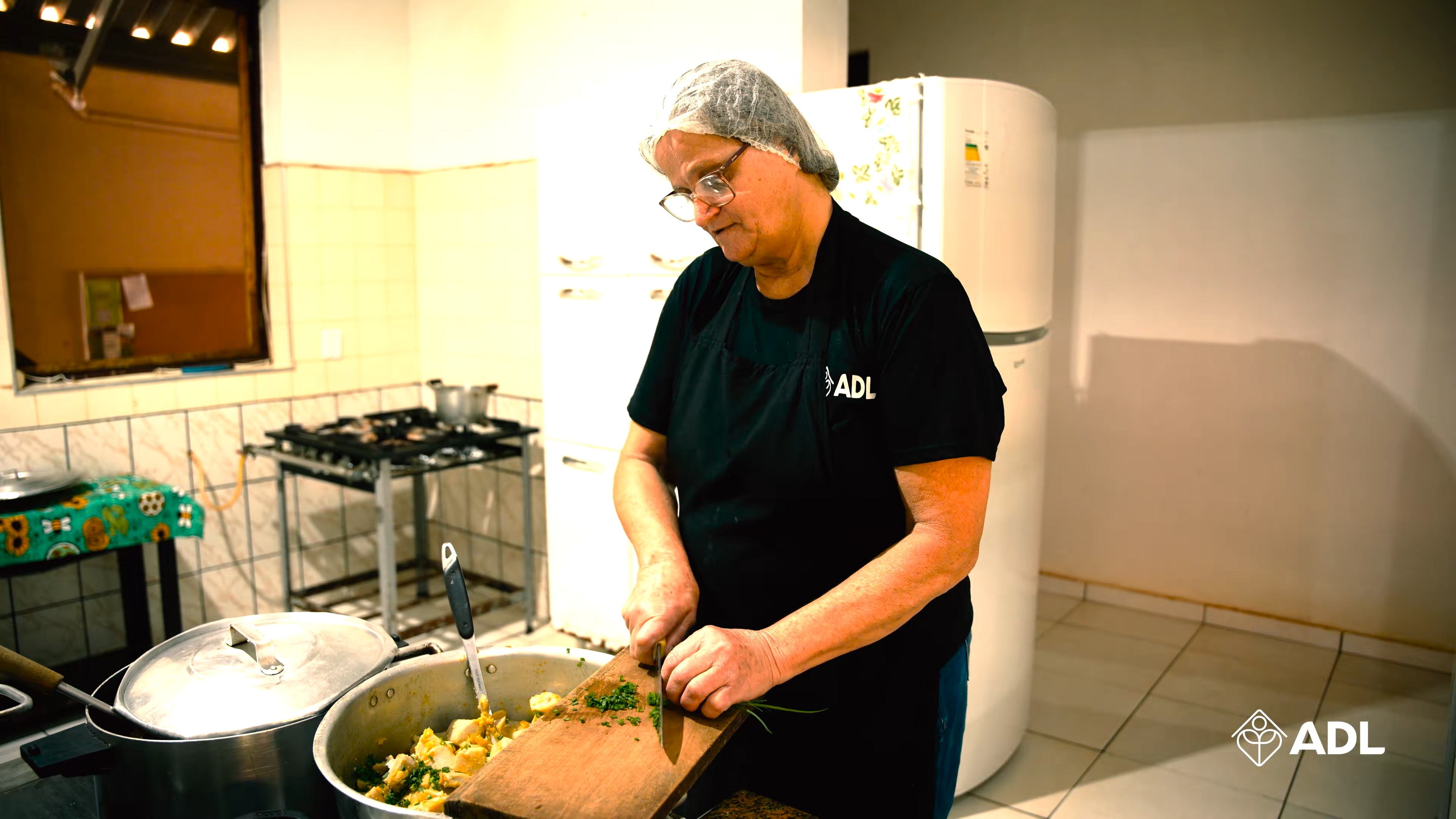 Na ADL, todos os espaços podem se transformar em lugares de aprendizagem e convivência.
Aprende-se nas salas de aula, nas oficinas, nas moradias, nas atividades culturais, nas brincadeiras, nas refeições compartilhadas e também na organização e no cuidado com os espaços coletivos.
Cada momento oferece oportunidades para desenvolver autonomia, responsabilidade, criatividade, cooperação e respeito ao próximo.
Mais do que transmitir conhecimentos, a rotina da ADL busca formar pessoas capazes de conviver, participar e contribuir para a transformação das comunidades onde estão inseridas.
Na ADL, conviver também é aprender.
#ADL #Convivência #Aprendizagem #Música #EducaçãoSocial #AfonsoCláudio
