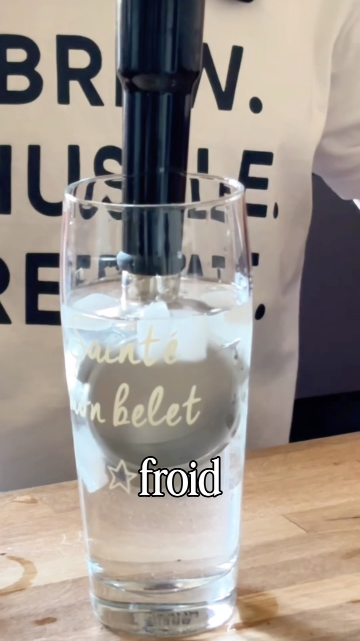 FATAL ERROR, ep 02 - COLD PORTAFILTER
C’est l’erreur la plus courante : tirer son espresso avec une porte filtre froid.
Il prend la chaleur et change la température de l’eau à travers le café.
La solution est simple : faire couler de l’eau à travers le porte filtre avant de moudre le café.
Ça le met à température.
#onecupatadiviso
#coffeeaddict #coffee #brewing