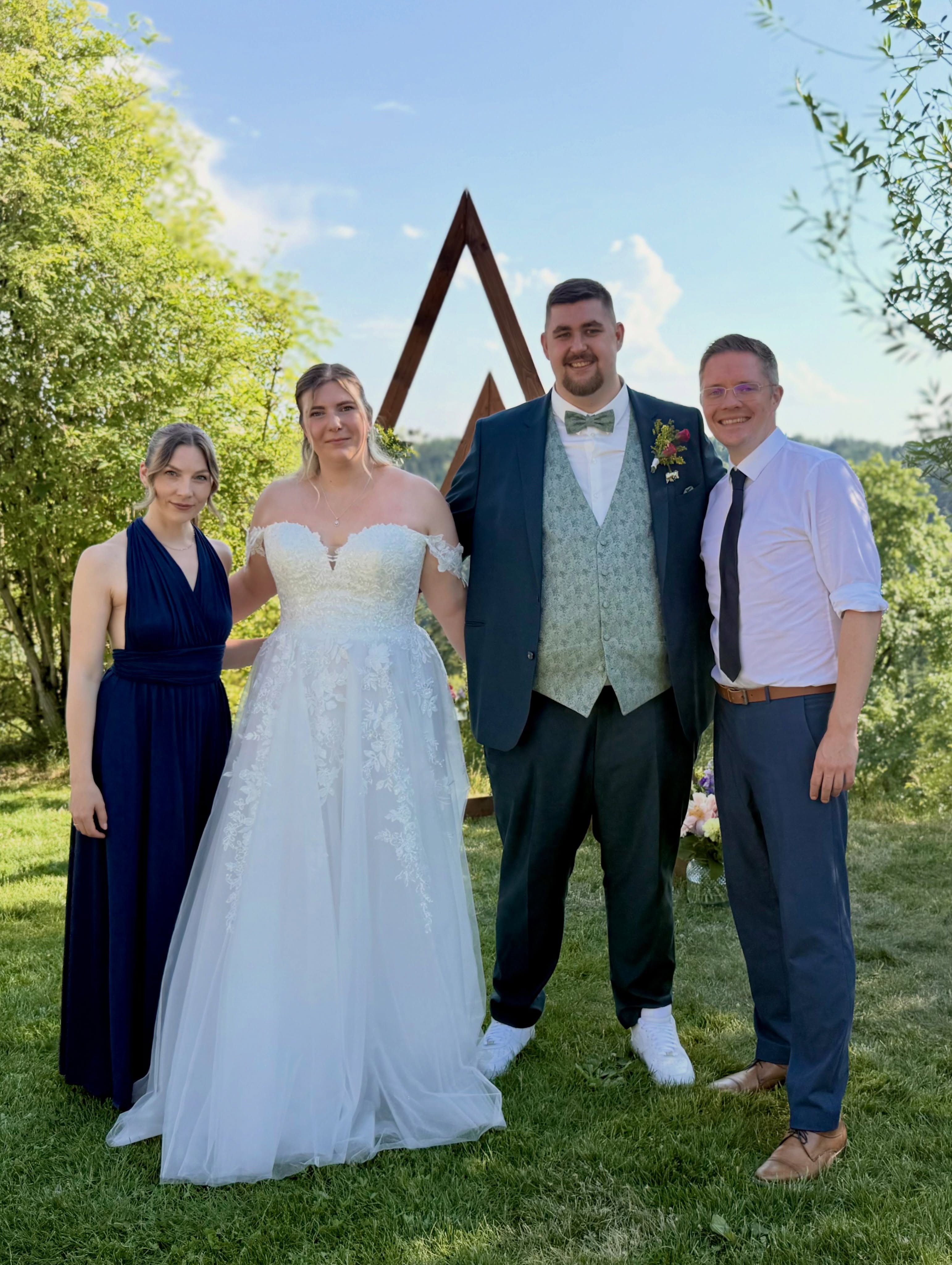 35 Grad, strahlender Sonnenschein, eine traumhafte Aussicht und jede Menge besonderer Momente – die Hochzeit von Caro & Nico werden wir so schnell nicht vergessen. ☀️🤍
In der wunderschönen Eventlocation Lana Salta durften wir die freie Trauung musikalisch begleiten. Zum Einzug erklang Perfect. Anschließend durften die beiden bei einem richtig schönen Ritual ihren eigenen Cocktail mixen – danach live-Musik mit Ja von Silbermond. 🥂 Zum Auszug wünschten sie sich Weiße Haare.
Besonders schön fanden wir, dass Caro & Nico sich gewünscht haben, dass zuerst alle Gäste den Trauort verlassen. So konnten sie ihren allerersten Moment als Ehepaar ganz bewusst nur zu zweit genießen – eine wunderbare Idee.
Anschließend durften wir auch den Sektempfang im Duo musikalisch begleiten, bevor Daniel am Abend als DJ für die passende Stimmung auf der Party sorgte.
Und natürlich dürfen wir die flauschigen Bewohner von Lana Salta nicht vergessen – die Alpakas haben für einzigartige Brautpaarfotos gesorgt. 🦙 Eine besonders süße Idee war auch, dass statt eines zweiten Brautstraußes ein kleines Alpaka-Kuscheltier mit Brautschleier in die Menge geworfen wurde – passender hätte es zu dieser Location wohl kaum sein können.
Liebe Caro, lieber Nico,
vielen Dank, dass wir euch an diesem besonderen Tag begleiten durften. Es hat uns riesigen Spaß gemacht! Wir wünschen euch von Herzen alles Liebe und viele glückliche gemeinsame Jahre. 🤍
#Hochzeit #FreieTrauung #Hochzeitsmusik #LiveMusik #Hochzeit2026