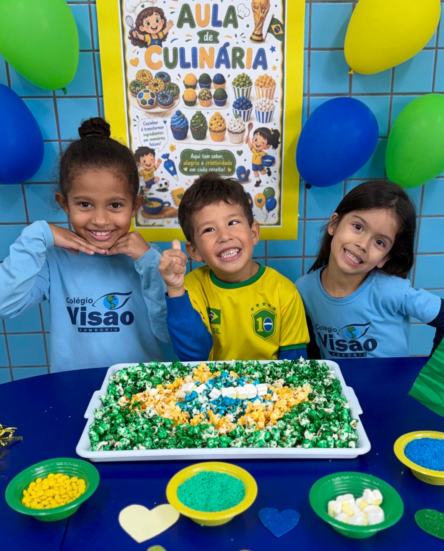 Em clima de Copa, nossos alunos colocaram a criatividade em prática na aula de culinária! 🇧🇷⚽
Cada turma preparou uma receita diferente inspirada nas cores do Brasil, unindo aprendizado, sabor e diversão!
#colégiovisãocamboriú #colégio #educação #copa2026 #copadomundo2026