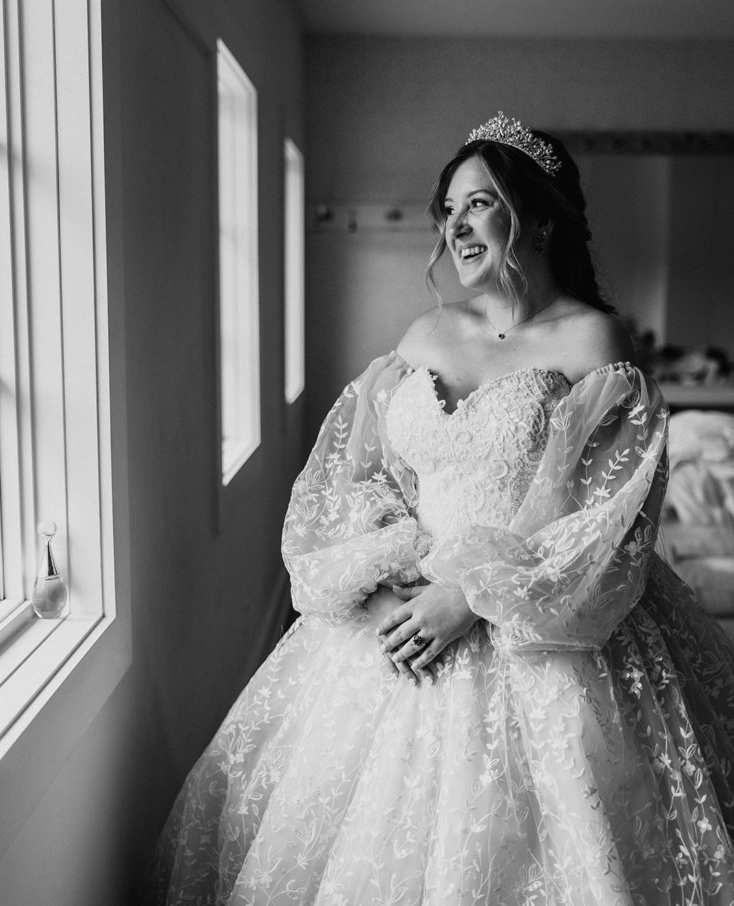 When the dress is a moment... Every detail of Jana + Alex's wedding was jaw-droppingly beautiful. And the Hutton House couldn't have been any more perfect for their celebration. The neutral, modern space allowed their entire design to pop. â
â
â
Beauty: @warpaintbeautyagencyâ
Catering: @foodgallerycateringmnâ
Design & Planning: @jennaculleyeventsâ
Entertainment: @loring_string_quartet, @djgoodknightâ
Floral: @studiocfloralâ
Live Wedding Painter: @korianne.paintsâ
Photography: @katherine.bowesâ
Rentals & Decor: @lineneffects, @rojasceilingdrapingâ
Stationery: @huntwrightdesigncoâ
Transportation: @reneeslimosâ
Venue/Bar: @thehuttonhouseâ
Videographer: @jaspermeddockproductions â
â
#mnweddingplanner #mplsweddingplanner #minneapolisweddingplanner #Minnesotaweddingplanner
