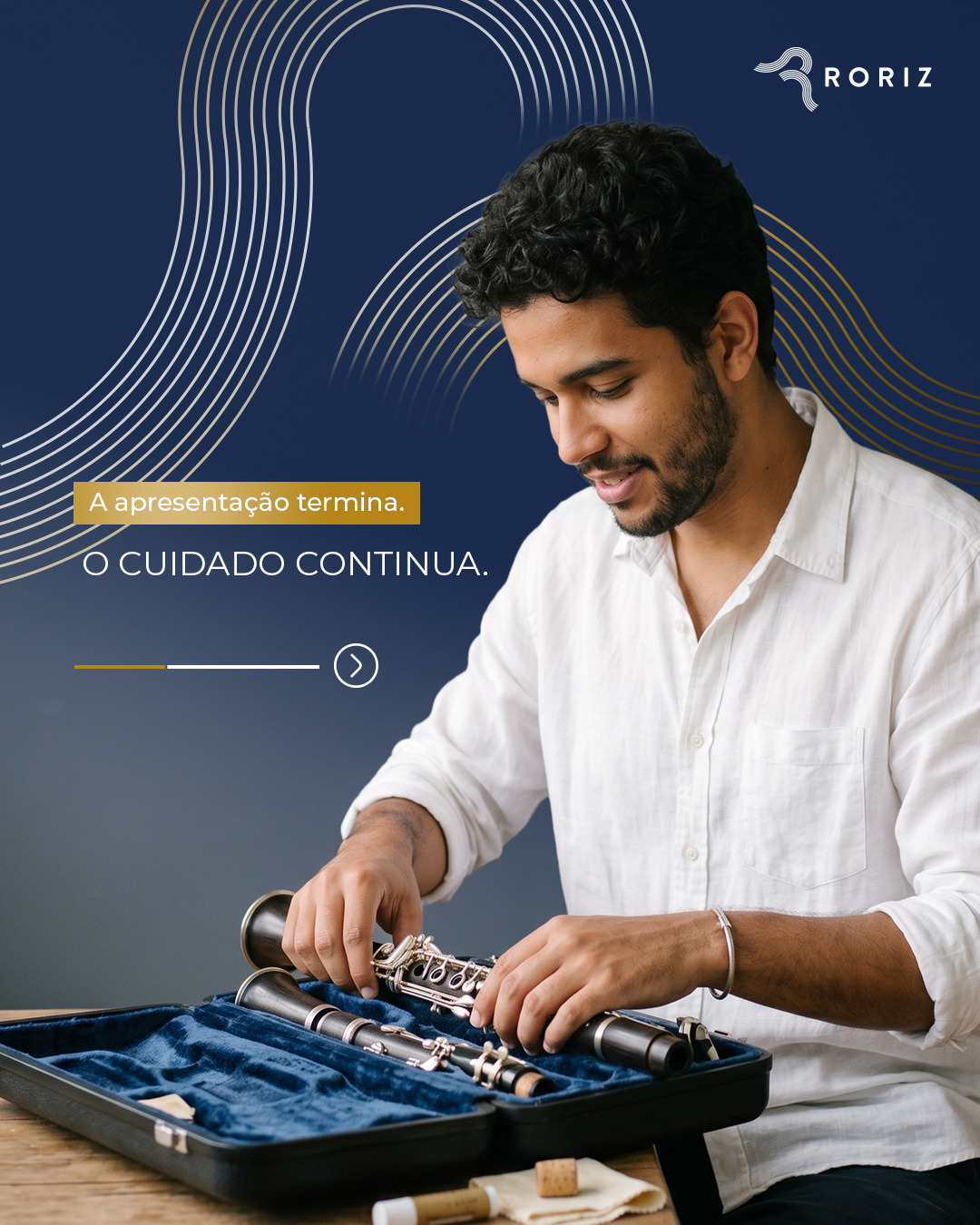 O cuidado com o instrumento não termina quando a apresentação acaba.
Após cada ensaio ou apresentação, remover a umidade interna, higienizar o bocal, limpar a parte externa e guardar o instrumento corretamente são práticas essenciais para preservar sua qualidade sonora, seu funcionamento e sua vida útil.
Também é importante permitir que o instrumento ventile antes de fechar o estojo, evitando o acúmulo de umidade e reduzindo o risco de oxidação, odores e desgaste prematuro.
Pequenos cuidados com instrumentos de sopro, metais e madeiras fazem uma grande diferença ao longo do tempo.
A conservação começa na rotina. Cuide do seu instrumento para que ele continue acompanhando cada etapa da sua trajetória musical.