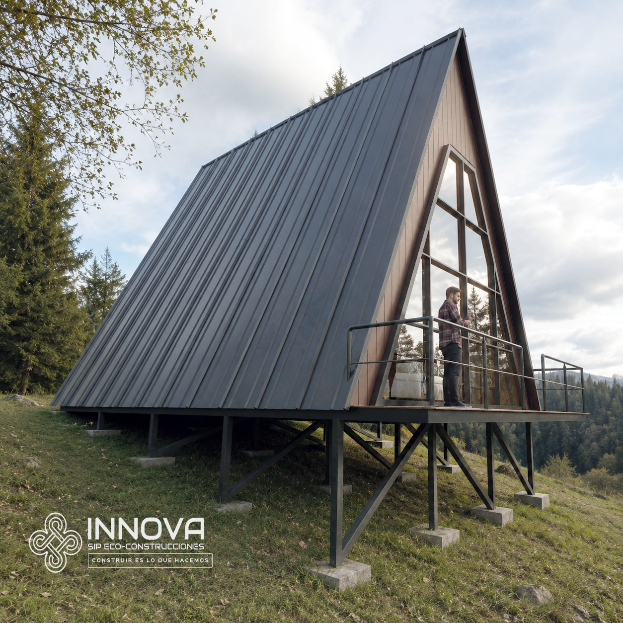 CASA ALPINA | 80 m² de arquitectura para vivir la naturaleza 🌲✨
Diseñada para quienes valoran el buen diseño, la conexión con el paisaje y la experiencia de habitar espacios únicos. Casa Alpina combina una estética contemporánea con la eficiencia constructiva del sistema SIP, creando ambientes cálidos, luminosos y funcionales durante todo el año.
La imponente fachada acristalada convierte el paisaje en parte de la vivienda, mientras que sus espacios interiores de doble altura generan amplitud, confort y una experiencia arquitectónica memorable.
▫️ 80 m² de diseño inteligente
▫️ Amplia zona social de doble altura
▫️ Loft privado con vistas panorámicas
▫️ Alto desempeño térmico y acústico
▫️ Construcción eficiente y sostenible
▫️ Ideal para vivienda campestre, segunda residencia o proyecto turístico
Más que una cabaña, una experiencia de vida en armonía con el entorno.
📩 Escríbenos para conocer más sobre Casa Alpina y nuestros sistemas constructivos.
#CasaAlpina #ArquitecturaContemporanea #ArquitecturaRural #CabanaDeDiseno #SistemaSIP #InnovaSIP #ArquitecturaColombiana #ViviendaCampestre #CabanaModerna #DisenoArquitectonico #TinyLuxury #GlampingColombia #ConstruccionSostenible #ArquitecturaEnLaNaturaleza #CasasDeAutor #ArquitecturaPremium #MountainCabin #AFrameCabin #ArquitecturaMinimalista #luxurycabin