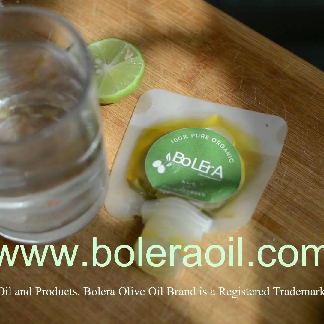 How to apply the morning drop of our oil for various reasons.
Protects the heart, reduces inflammation, improves digestive and brain health, and contributes to the prevention of metabolic diseases.
Taking a tablespoon of Extra Virgin Olive Oil (EVOO) on an empty stomach is a healthy habit that provides antioxidants, monounsaturated fats, and helps protect the gastric mucosa. It also stimulates the digestive system, improves intestinal transit, and reduces oxidative stress.
HIMALAYAN SALT AND LEMON WATER
Himalayan pink salt water has become popular as a remedy to improve hydration and replenish electrolytes, thanks to the trace minerals and trace elements this salt contains. It is often consumed by adding a pinch to a glass of water, sometimes combined with lemon.
It helps rebalance electrolytes lost throughout the day. It improves energy levels and reduces fatigue thanks to its iron and magnesium content. It promotes better cellular hydration.
Preparation:
Water: Use a glass (about 240-360 ml) of filtered or mineral water.
Salt: Add just a pinch (or up to 1 teaspoon) of Himalayan salt.
Extras (optional): Squeeze between 1 and 1 tablespoon of lemon juice.
#KalamataOil #boleraoliveoil #Greece #FamilyOwned #KalamataOlives #SamanstaLeoncioFitts