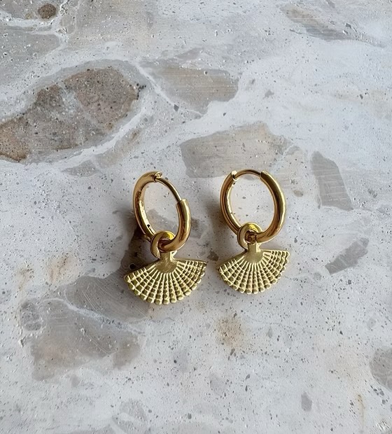 Our stunning Christina Fan Huggies are BACK IN STOCK! Waterproof, hypoallergenic, tarnish free and light weight! The perfect earring 🪭