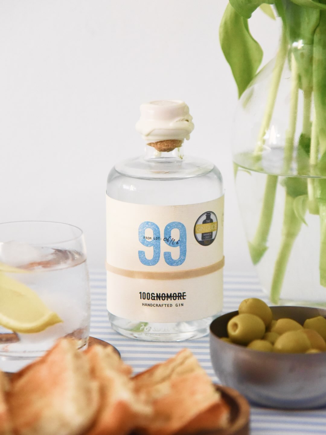 El centro de tu almuerzo no está en la mesa. Está en la botella.
100&NOMORE: para compartir, no solo para servir.
#100&NoMore him