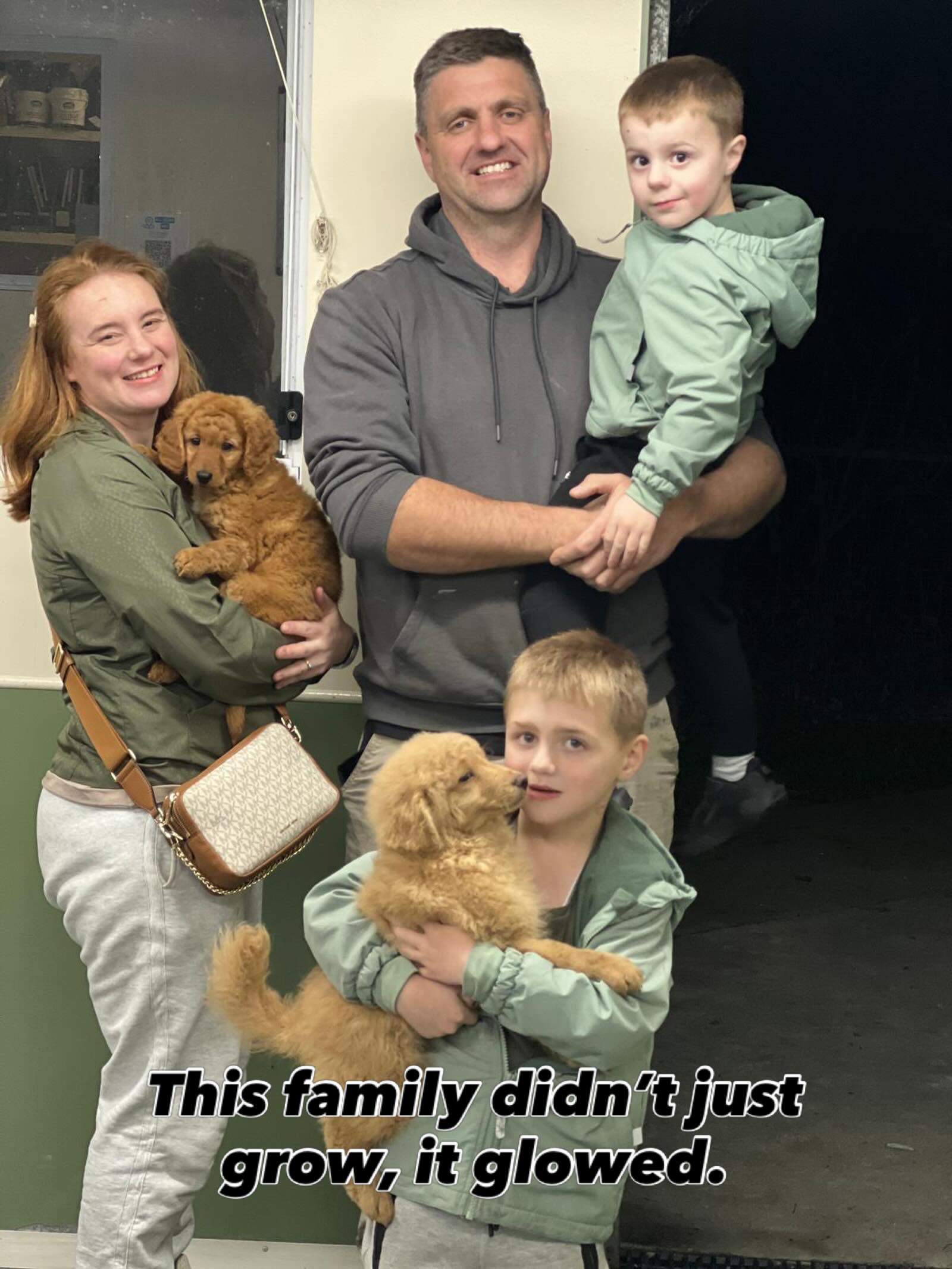 Clarrie and his beautiful family welcomed their newest little blessing, a Mini Labradoodle from the gorgeous pairing of Kiki × Harry Styles.
Moments like this remind us how much joy a puppy can bring… new memories, new laughter, and a whole lot of love wrapped in soft curls and wagging tails.
Here’s to a lifetime of adventures together 🐾💛