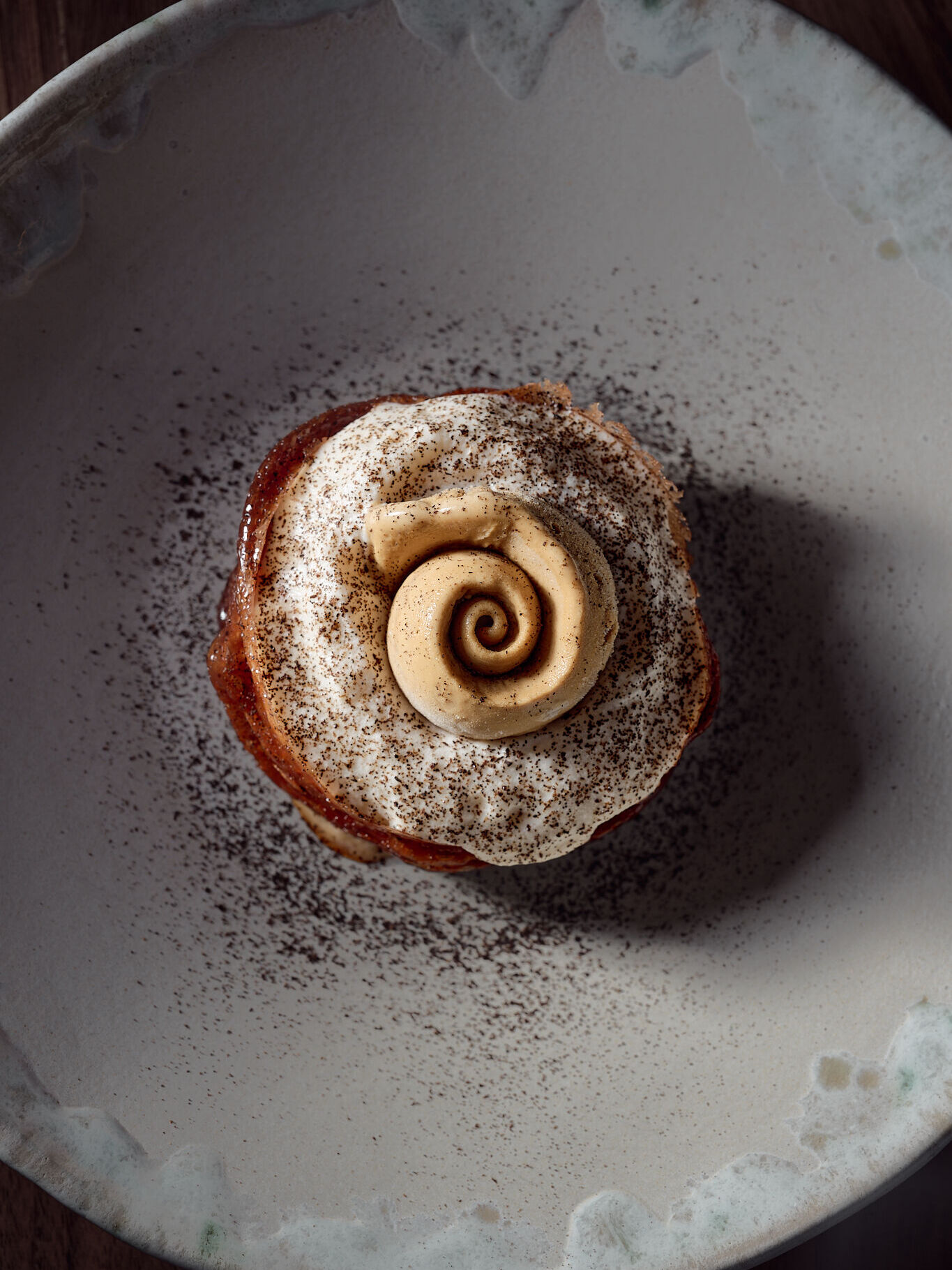 Notre chef pâtissier @nico.beaudey ne cesse de nous surprendre. Café turc, cardamome, glace à la chicorée — aussi prenant que rafraîchissant. Un dessert qui réveille autant qu'il apaise.
____
Onze patisseriechef @nico.beaudey blijft ons verbazen. Turkse koffie, kardemom, cichorei-ijs — even meeslepend als verfrissend. Een dessert dat evenzeer wekt als het kalmeert.
____
Our pastry chef @nico.beaudey never stops surprising us. Turkish coffee, cardamom, chicory ice cream — as captivating as it is refreshing. A dessert that awakens as much as it soothes.
Menssa by @christophe.hardiquest
💻 www.menssa.be
✉️ restaurant@menssa.be
☎️ +32 2 346.66.15
📍 Avenue de Tervueren 453, 1150 Bruxelles
📸 @anthonyflorio
#menssa #lesgrandestablesdumonde #michelinbelgique #50bestdiscovery #gaultmillau
enguerrand_moura @nico.beaudey @dessartjulie @madison_mtn @elliot.deconinck