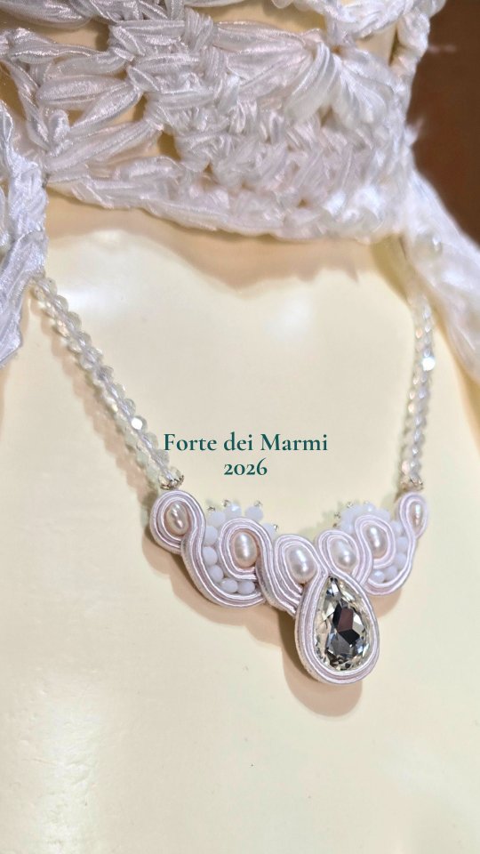 Elite locations
where jewelry meets connection.
Desirea returns to
Forte dei Marmi
within the setting of via Stagio Stagi,
a premium context
where you can take the time to
discover,
touch, and
choose
the creation that speaks of you.
@mariasapioknitcouture
#Desirea #ForteDeiMarmi #MadeInItaly #Soutache