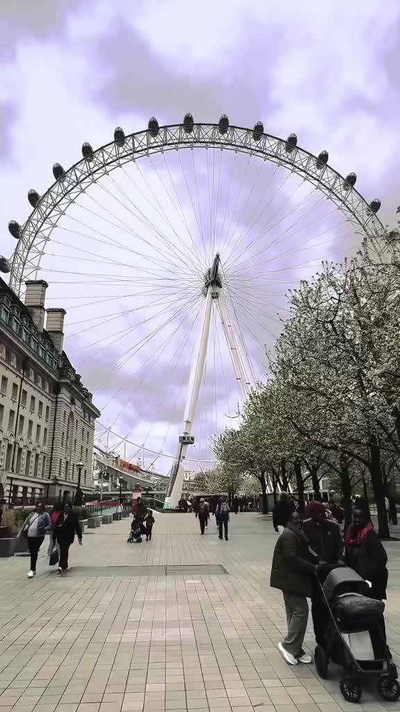 🇬🇧 London Eye 🎡 ช่วงนี้ #อังกฤษ จะเข้าสู่ช่วงหน้าร้อนเต็มฤดู แต่ #ลอนดอน ยังมีฝนไม่เคยห่างหาย ใน 7 วัน ฝนตก 3 วัน แดด 2 วัน ครึ้มๆ อีก 2 วัน
#เที่ยวอังกฤษไปตามอารมณ์ #เที่ยวต่างประเทศ
================
🚐เที่ยวสนุกเดินทางสบายไปกับผู้รู้จริง
รถนำเที่ยวแบบ Private Tour ทั้งใน🇬🇧UK & EU🇪🇺
(line) ID: bassaround
(call) Thai no.: 092 414 2888
================
🛂ทำเรื่องยื่นวีซ่า UK & Schengen Visa
(line) ID: mikky001
================
⚽️จำหน่ายตั๋วพรีเมียรลีกทีมดังทุกนัด