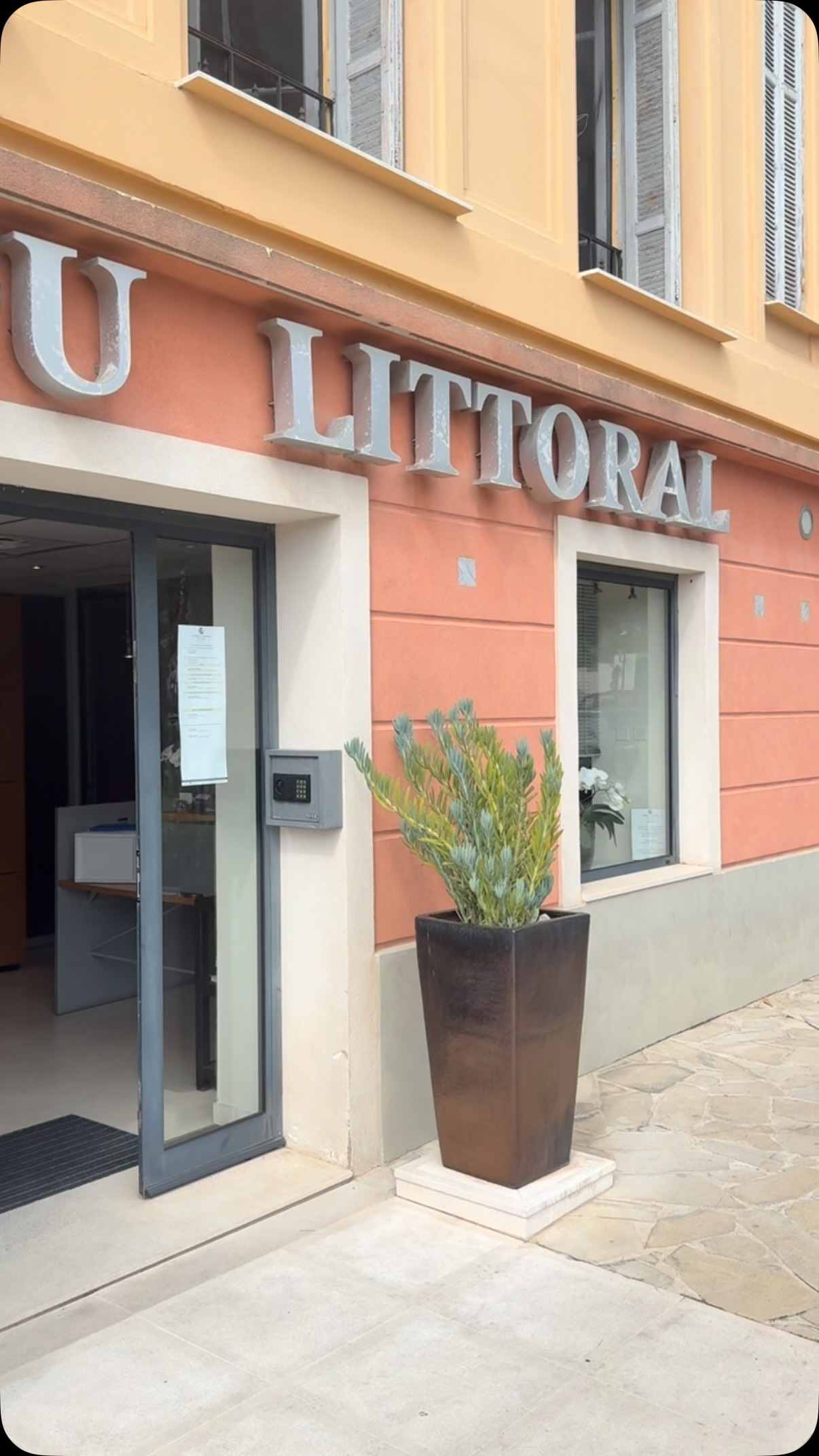 Implantée au cœur de Saint-Jean-Cap-Ferrat, l’Agence du Littoral met son expertise historique à votre service. Que ce soit pour une transaction, une location (saisonnière ou à l’année) ou la gestion de vos biens, notre structure familiale vous accompagne à chaque étape.
@agencedulittoral_capferrat
📍 Saint-Jean-Cap-Ferrat
🌐 agence-littoral.com