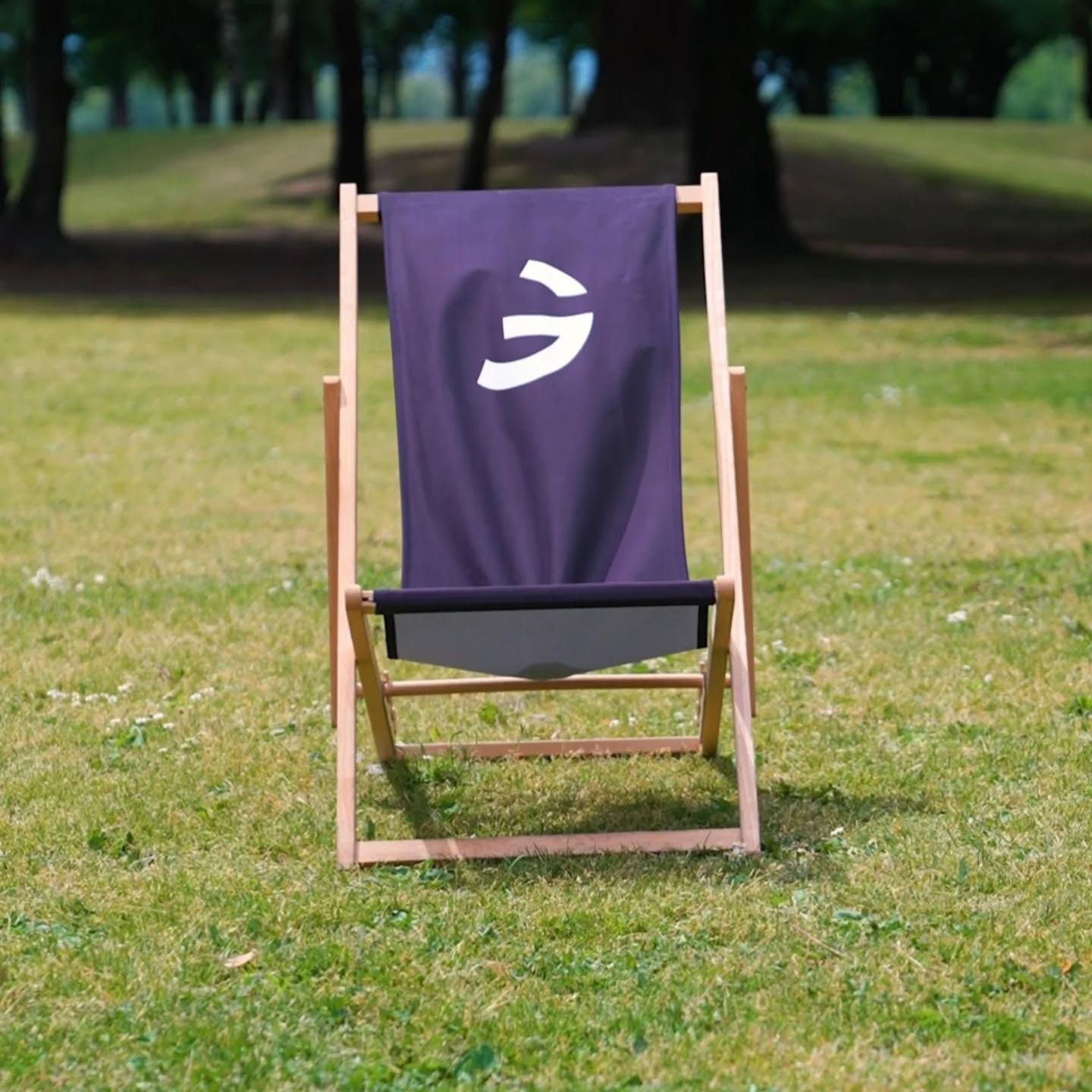 Cet été, laissez vos concurrents courir après les clients... pendant que les vôtres se détendent sur vos transats personnalisés. Confort pour eux, visibilité pour vous : tout le monde y gagne.
Profitez de notre promotion tout l'été et personnalisez vos transats aux couleurs de votre entreprise avant la haute saison.