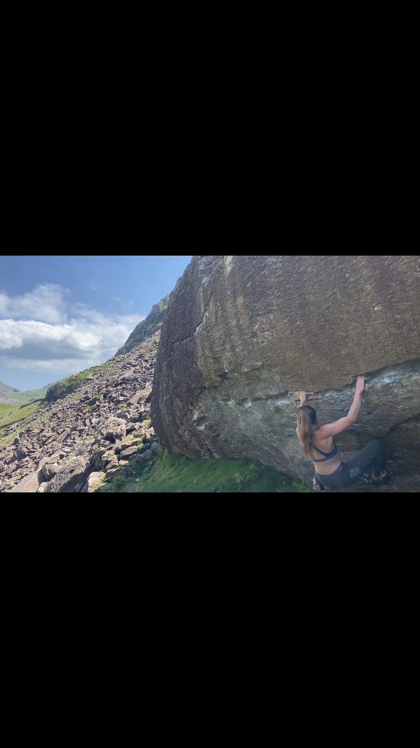 Barrel traverse 7b+ - felt hard in the slippy heat
After a humid attempt on Monday with @katie_max I decided to come back for a solo sesh!
The last few months have felt pretty heavy, I’m not the best at being motivated for solo sessions but there’s something peaceful about being out in the mountains with some tea and fun moves to try.
#llanberispass #climblikeawoman #outdoors #bouldering