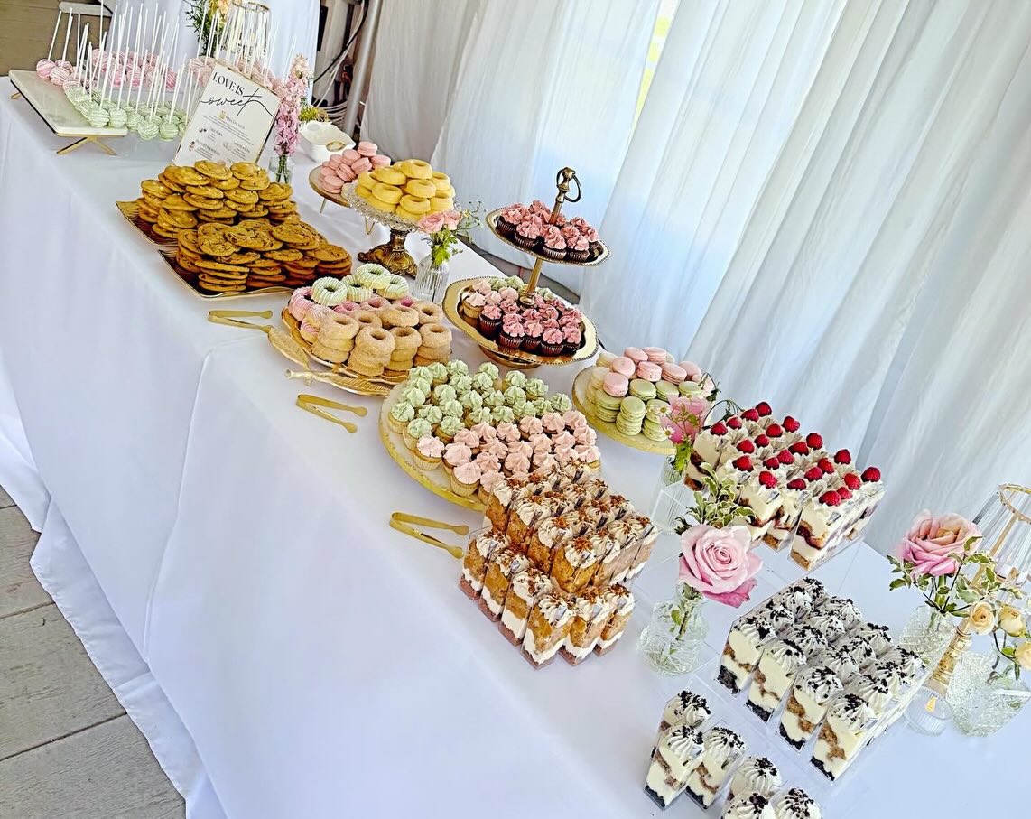 Obsessed with this 400 piece dessert bar! One of the best ways to elevate your wedding guest experience is by having a dessert bar. Dessert bars are a fun and interactive way to make your wedding reception that much sweeter. Dessert bars give you the flexibility to have multiple dessert choices and endless possibilities when it comes to flavors. There is nothing better!
This dessert bar included:
— mini cupcakes
— brown butter cookies
— French macarons
— cake pops
— dessert shooters
— mini donuts
Each dessert had multiple decadent flavors. There was something for everyone!🧁
Venue- @thevintagerosenampa
Planning- @steeleoakseventco
Florals- @wildalpinefloral
#weddingdessertbar #desserttables #boiseweddings #boisebakery #boiseweddingcakes