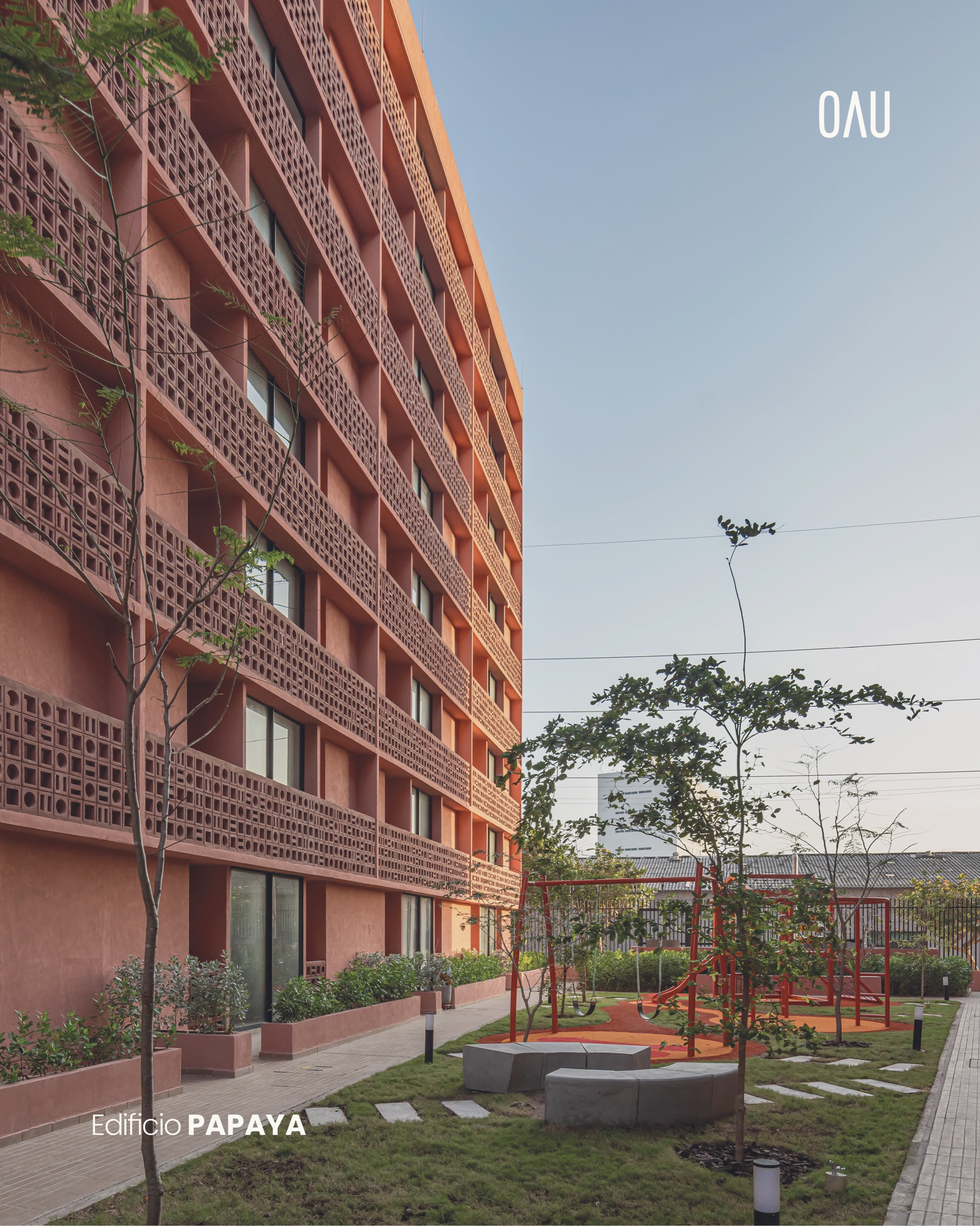 🏊🏻♂️ La vivienda también construye comunidad.
La arquitectura no solo organiza el espacio; también puede fortalecer las relaciones entre quienes lo habitan.
En Papaya, corredores abiertos, terrazas y espacios compartidos transforman la circulación en un lugar de encuentro, entendiendo que la vida colectiva también hace parte de la experiencia de habitar.
Una vivienda que construye comunidad desde la arquitectura.
📷 @sitioestudio.co
_____
#Arquitectura #ViviendaColectiva #Barranquilla #ArquitecturaColombiana #DiseñoUrbano