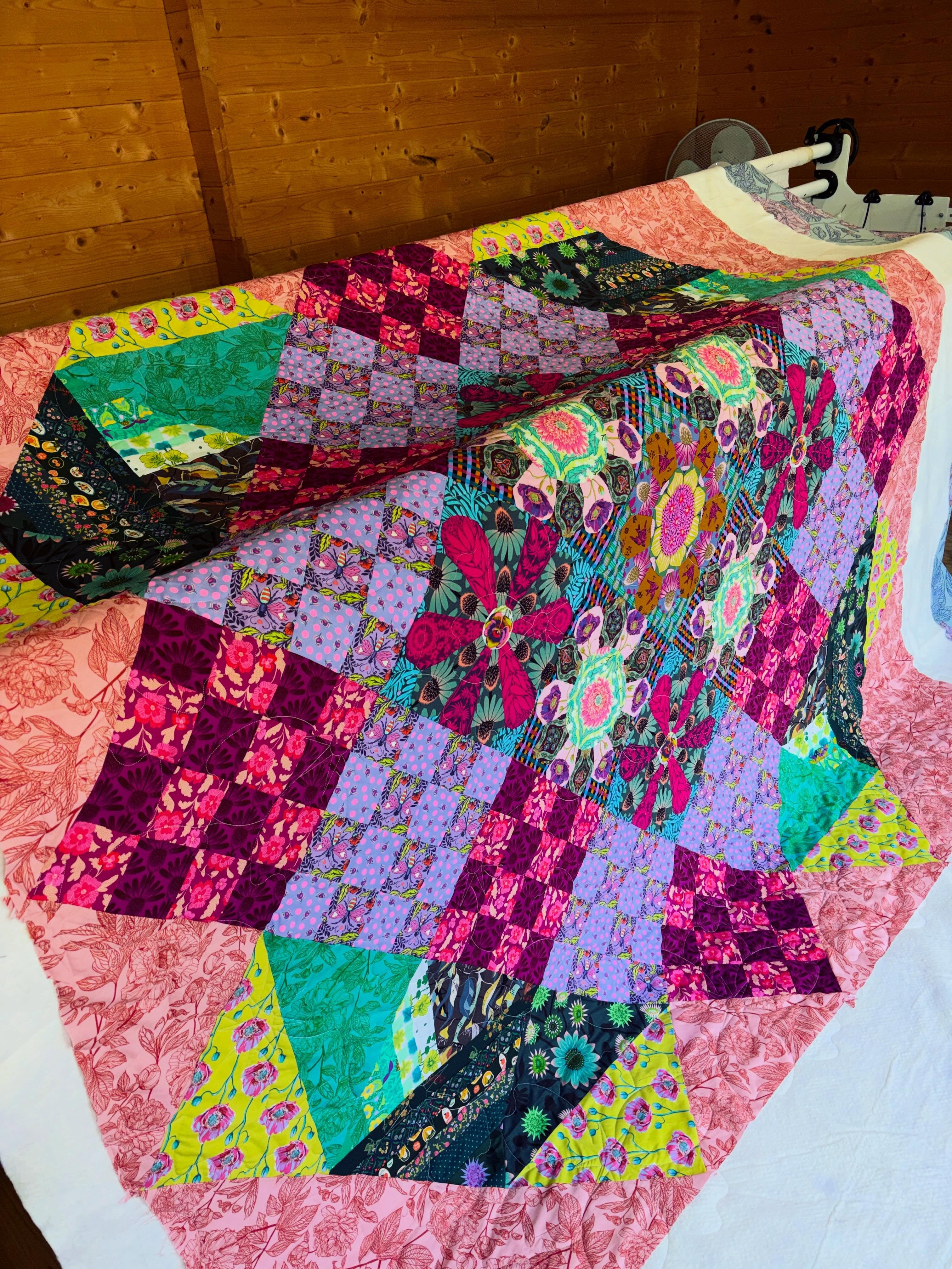 🪡🧵 CUSTOMER QUILT 🧵🪡
This gorgeous quilt graced my frame just before I got on the plane, isn’t it a beauty?! ❤️🌈
🧵 Pantograph- Dancing Daisies
🧵 Thread - Glide in Bone by @habanddash
🧵Made by @thecraftymastermind
#longarmquilting #sewtherainbow #annamariahorner #longarmquilter #quilt