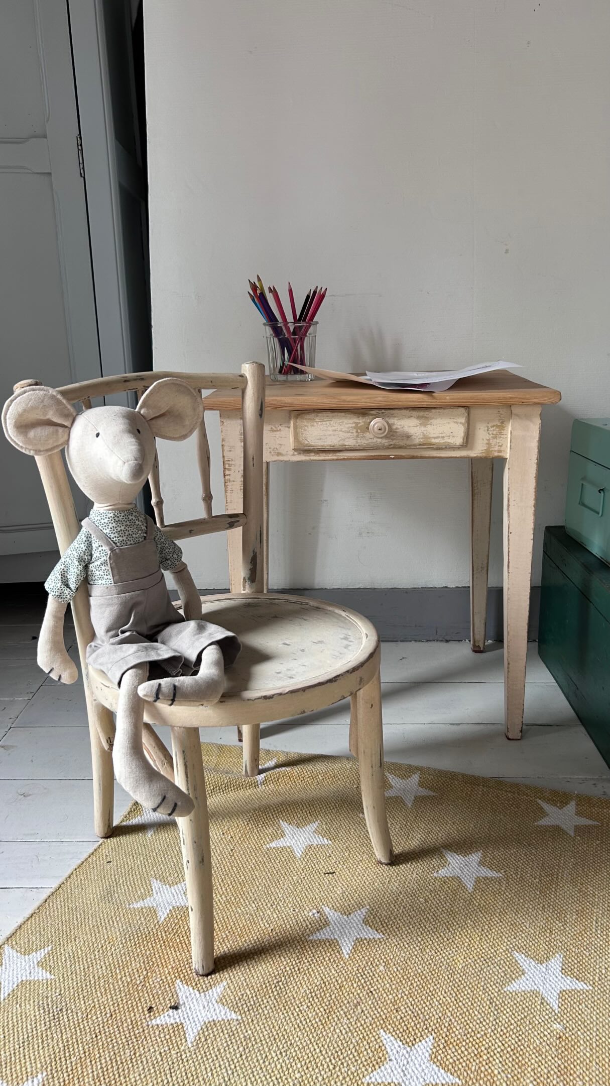 ✨ Un petit ensemble qui fait immédiatement remonter les souvenirs d’enfance…
Un adorable bureau accompagné de sa chaise, parfait pour les premiers dessins, les devoirs, les histoires inventées ou simplement pour créer un joli coin dans une chambre d’enfant.
J’aime imaginer tous les moments de vie qu’il a déjà traversés… et ceux qu’il lui reste encore à vivre. 🤍
Et vous, si cet ensemble entrait chez vous, il trouverait sa place dans une chambre d’enfant, une salle de jeux… ou même en déco dans une autre pièce ?
💬 Dites-moi en commentaire où vous l’installeriez !
📍Disponible dès maintenant sur www.damepatine.com
🚚 Livraison partout en France pour les meubles, et dans une grande partie de l’Europe pour les petits colis.
🏡 Atelier-showroom en Normandie, sur rendez-vous.
#damepatine #brocante #mobiliervintage #chambredenfant #decoenfant
