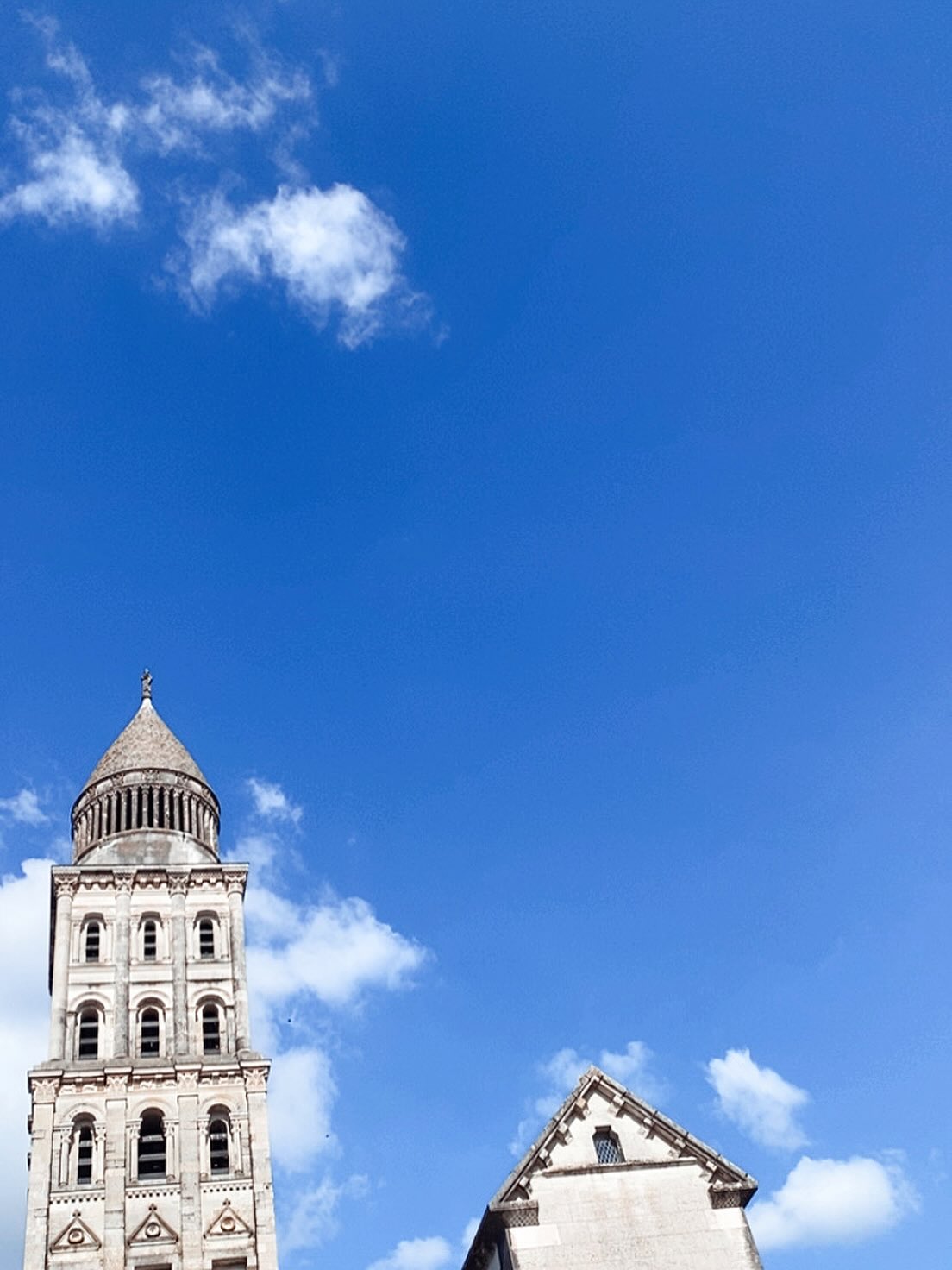 • PÉRIGUEUX •
Cette ville qui m’a vu naître.
Que j’ai quitté.
Dans laquelle je suis revenue.
Où il y a dix ans, je me mariais.
Celle que j’ai quitté de nouveau.
Et voilà que maintenant, mon fils y grandit…
Je suis curieuse de la suite !