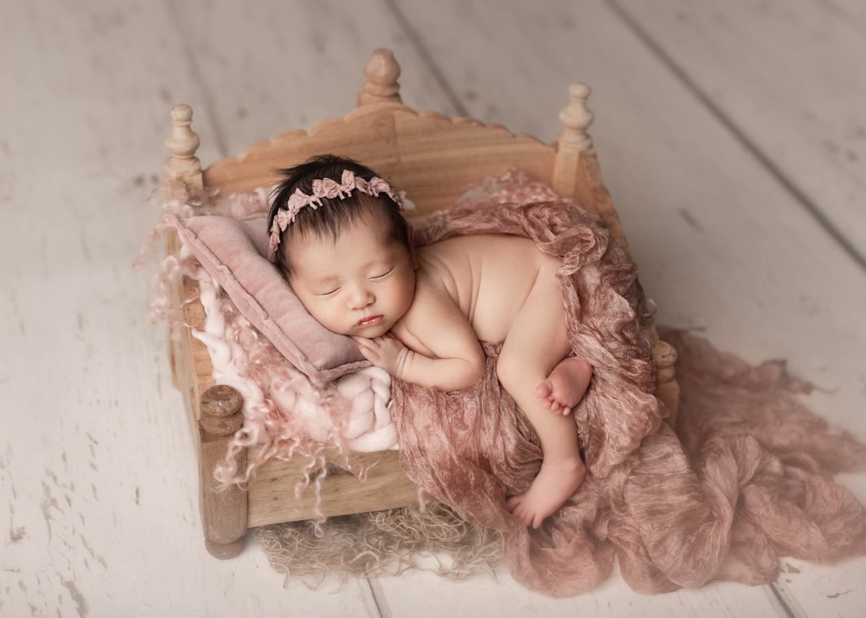 ✤
Cute girl❤︎.*
Bed style✩.*˚
ベッドで眠る姿は、ニューボーンフォトの中でも人気のシーン。
新生児サイズに合わせて作られているベッドは、想像以上に小さくて可愛いサイズです。
初めて見るママは、
こんなに小さいんですね!!!と驚かれます。
この小さくて可愛いベッドで眠る姿は、間違いなく産後ママの癒しになることでしょう♡
そして数年後、この写真を見返したとき、「こんなに小さかったんだね」と、ご家族で笑いながら話す日がきっと訪れます。
その時に、この小さくて可愛い姿だけでなく、初めてわが子を見つめたあの日の愛おしい気持ちまで、一緒に思い出していただけたら嬉しいです🤍
• ───── ✾ ───── •
一生に一度しか撮れないニューボーンフォト。
最上級のお写真と思い出をライフパレットがお届けします。
プロフィールからホームページをご確認の上、ご予約お待ちしております*ˊᵕˋ*
✧̇✦ライフパレットのニューボーンフォト✧̇✦
生後数週間しか撮影できない小さくて愛おしい貴重な姿*・.。*
その愛おしい姿を、美しいポージングとスタイリング、撮影技術で、優美かつワンランク上のお写真を残しませんか。
ライフパレットは、美しさにこだわりを持っています。
丹念にセレクトした上質な小物だけを使用し、細部までこだわってポージングします。
可愛く、そして美しく見えるアングルや構図を瞬時に判断して撮影します。
そして、1枚1枚丁寧に時間をかけてアートレタッチ致します。
納品するお写真は、すべて上質な完成品です。
頑張ったママへの最高のご褒美、そしてママの最高の笑顔のために、撮影から仕上げまで心を込めて丁寧に行っております。
ラグジュアリーなニューボーンフォトをお届けいたします。