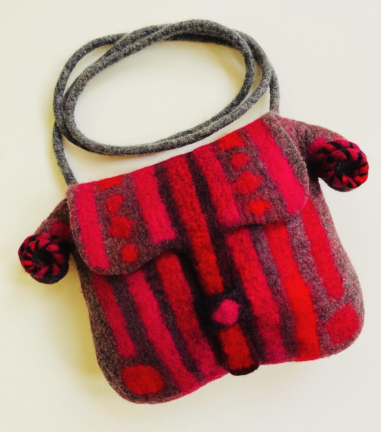 Check out this gorgeous felted crossbody bag created by NEFG member, Marsha “Sam” Biderman.
One of the many advantages of being a member of @northeastfeltmakersguild is attending the many workshops provided (both zoom and in-person). The Tendril Crossbody Bag class was taught by @pocsjuditstudio and is still available to view on the nefguild.org web site.
Well done Sam!
#handmadepurse
#wetfeltingwool
#wetfelting
#feltpurse