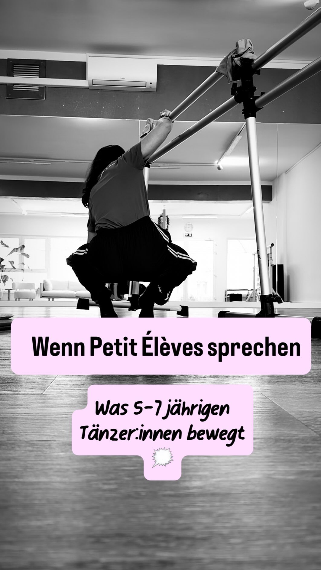 Pur aus dem Mund „meiner“ jüngsten Tänzer und Tänzerinnen. Und da kommt oft Wunder- und Seltsames, zum Lachen, Nachdenken, Freuen, Staunen, Zweifeln, am Kopf-kratzen und Reflektieren😅😍
Leider merke ich mir nie alles, was so durch die Stunden hervorsprudelt, aber ich bin mir heute ganz und gar sicher, dass mein Geist und meine Seele vor allem durch die Arbeit mit Kindern jung, wild, frech, frei und verspielt bleibt🔥
Danke, dafür gibt es kein Kraut, weder in der Schönheitsbranche noch aus der Apotheke. Des is einfach pure Lebendigkeit und i liebs ♥️🗯️
#auseinemtanz #danceteacher #kindermund
#tanzpädagogik
Location im Video: PhysioGym Stockerau
Alle Infos zu Kinder UND Erwachsenenklassen auf meiner Webpage