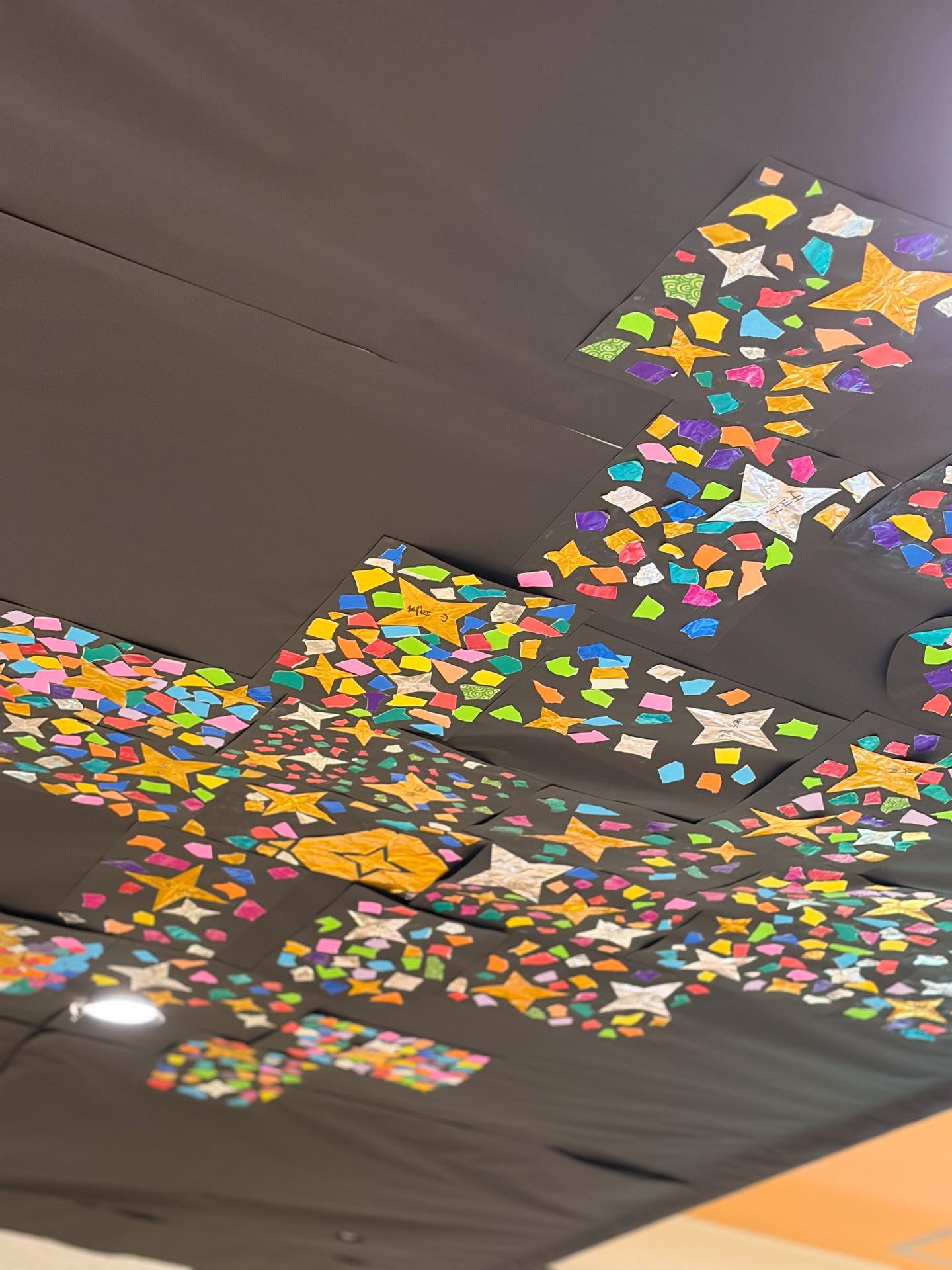 こんにちは 七里ホームデイサービスセンターです⭐️
毎日暑い日が続いていますね😊七里ホームデイサービスセンターでは 七夕にむけての天の川プロジェクトが始まりました🌌✨
皆さんオリジナルの星を作り デイの天井にプラネタリウムを完成させていきます✨
キラキラキレイな夜空ができあがってきました✨
#敬寿園七里ホームデイサービスセンター
#天の川
#七夕工作
