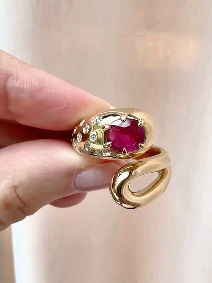 Custom twist ring with client’s heirloom ruby and diamonds ❤️