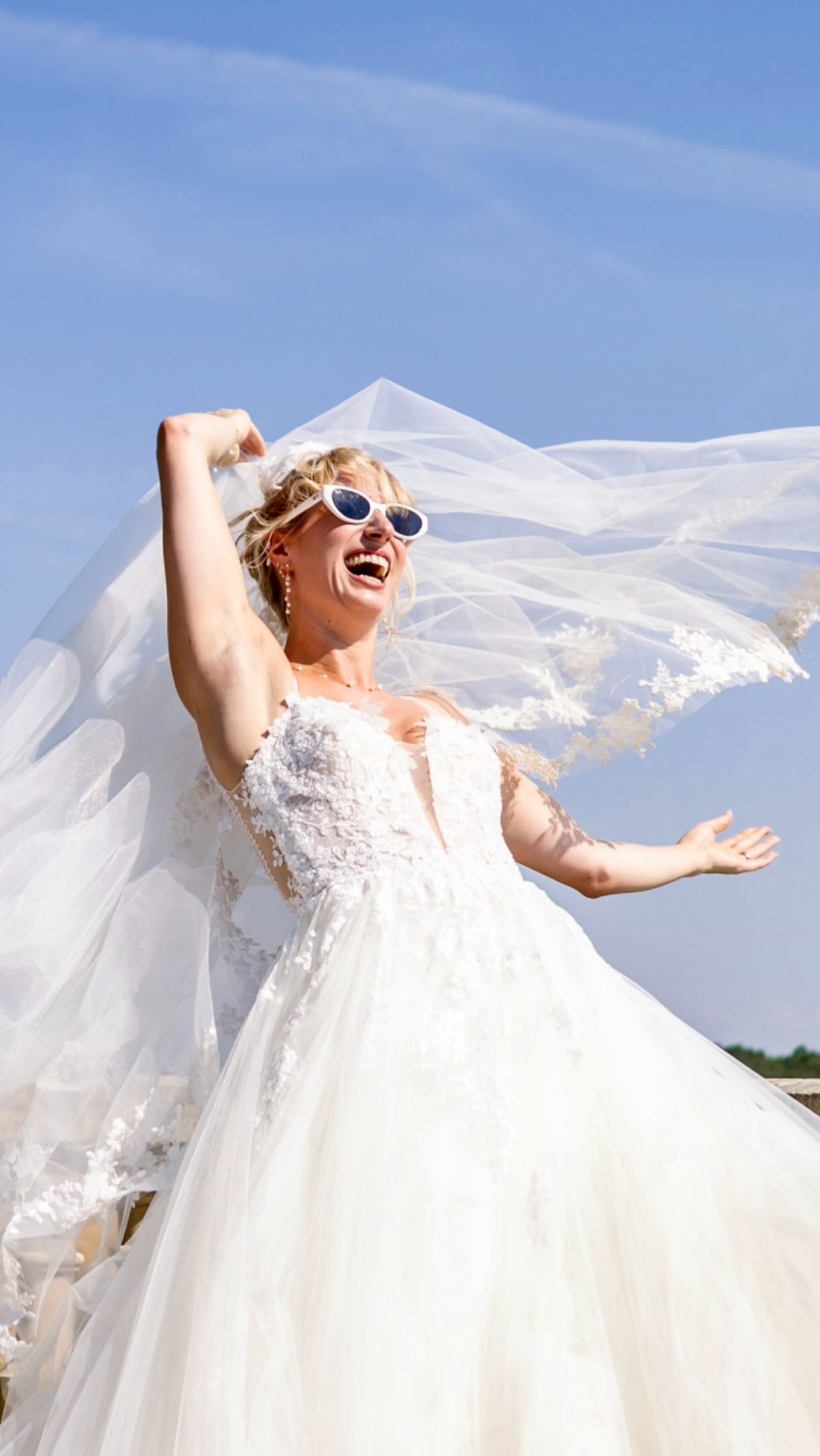 You ready to be wowed? Sound up - it’s a good one. 🔥
Just the best day with our amazing bride @pheeownah living her best life. Had so much fun with these two ❤️❤️
@liz_gascon you did good 😘
Filming for Memories 💛
Venue @essendieras.
Photographer @lydiataylorjonesphotographer