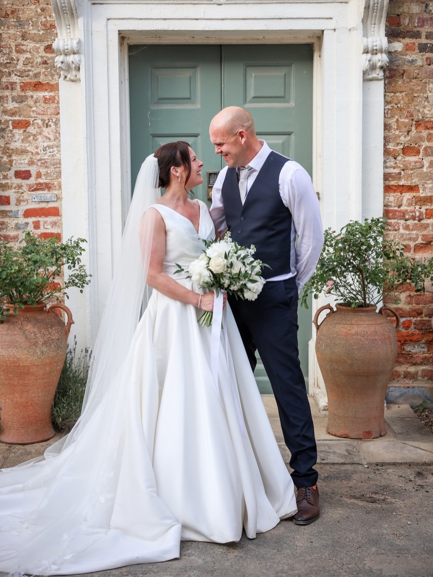 ✨REAL BRIDE✨
Congratulations to Sarah and Gavin who said ‘I do’ last month.
Sarah looks absolutely gorgeous in her @sinceritybridal gown and @casablancabridal veil.
Sarah choose this on trend mikado ball gown which is everything and more. It has an asymmetric draped V-neckline that leads to a natural waistline and pockets. The back has buttons from the waist to the end of the chapel length train.
To finish her look she paired with the breathtaking ‘Cecile’ veil a wonderful pairing!
Thank you for sharing your photos with us.
We wish you both a lifetime of Love, Laughter and Happiness! 🤍
Sincerity Bridal - Style 44080
Casablanca Bridal - Style 2516v ‘Cecile’
#realbride #yateley #hampshirebride #bridalshopping #weddingdress