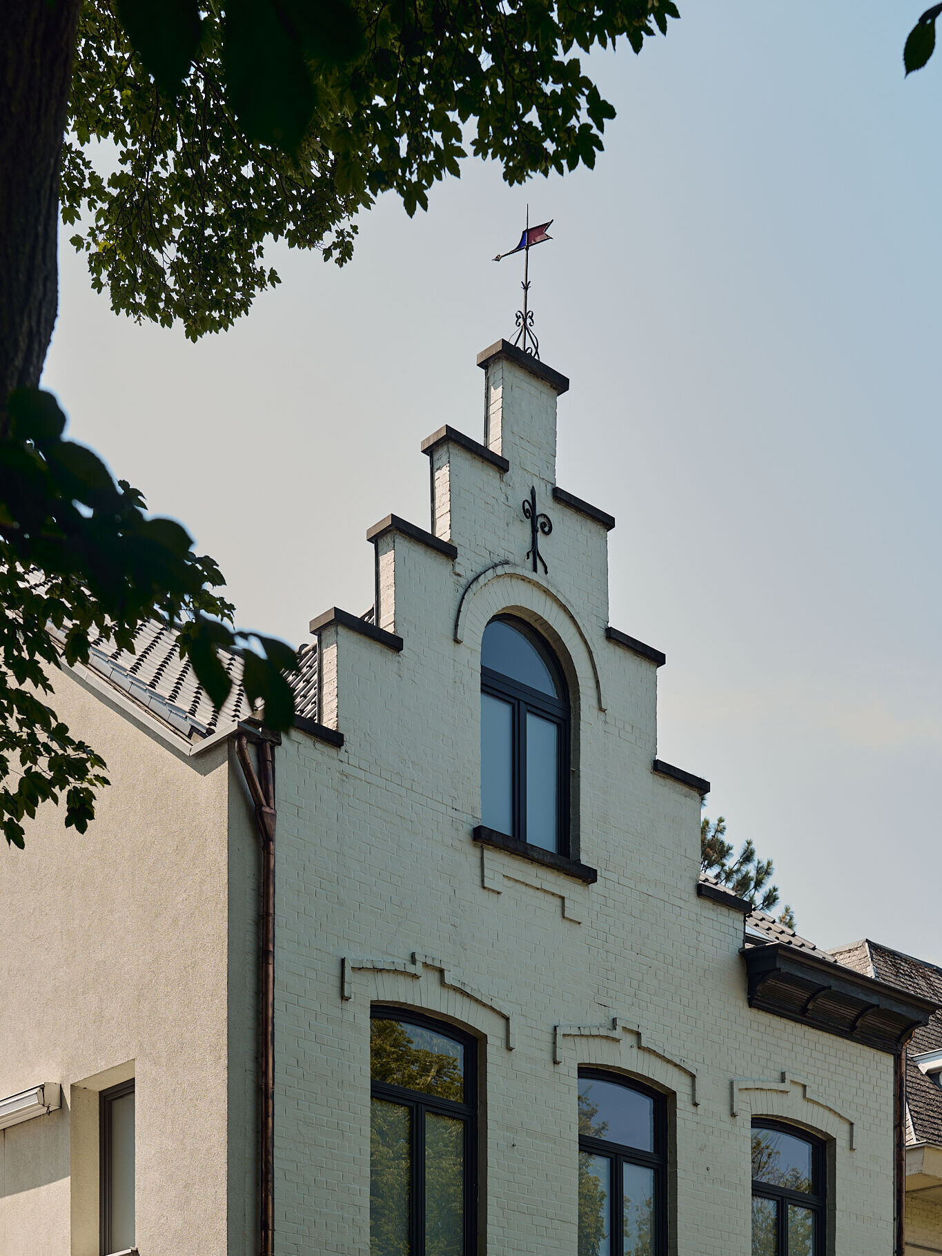 La lavande, les ardoises, la façade flamande — avant même d'entrer, Menssa a quelque chose à dire. ☀️ Et par ce beau temps, la terrasse ouvre les bras. On vous attend.
____
De lavendel, de leien, de Vlaamse gevel — nog voor je binnenstapt, heeft Menssa al iets te vertellen. ☀️ En bij dit mooie weer spreidt het terras zijn armen open. We verwachten u.
____
The lavender, the slate, the Flemish façade — before you even step inside, Menssa already has something to say. ☀️ And in this beautiful weather, the terrace is ready to welcome you. We'll be waiting.
#Menssa #RestaurantMenssa #Gastronomie #CuisineDeSaison #sustainability #Bruxellesfood #bruxelles
Menssa by @christophe.hardiquest
💻 www.menssa.be
✉️ restaurant@menssa.be
☎️ +32 2 346.66.15
📍 Avenue de Tervueren 453, 1150 Bruxelles
📸 @anthonyflorio
#menssa #lesgrandestablesdumonde #michelinbelgique #50bestdiscovery #gaultmillau
@enguerrand_moura @nico.beaudey @dessartjulie @madison_mtn @elliot.deconinck