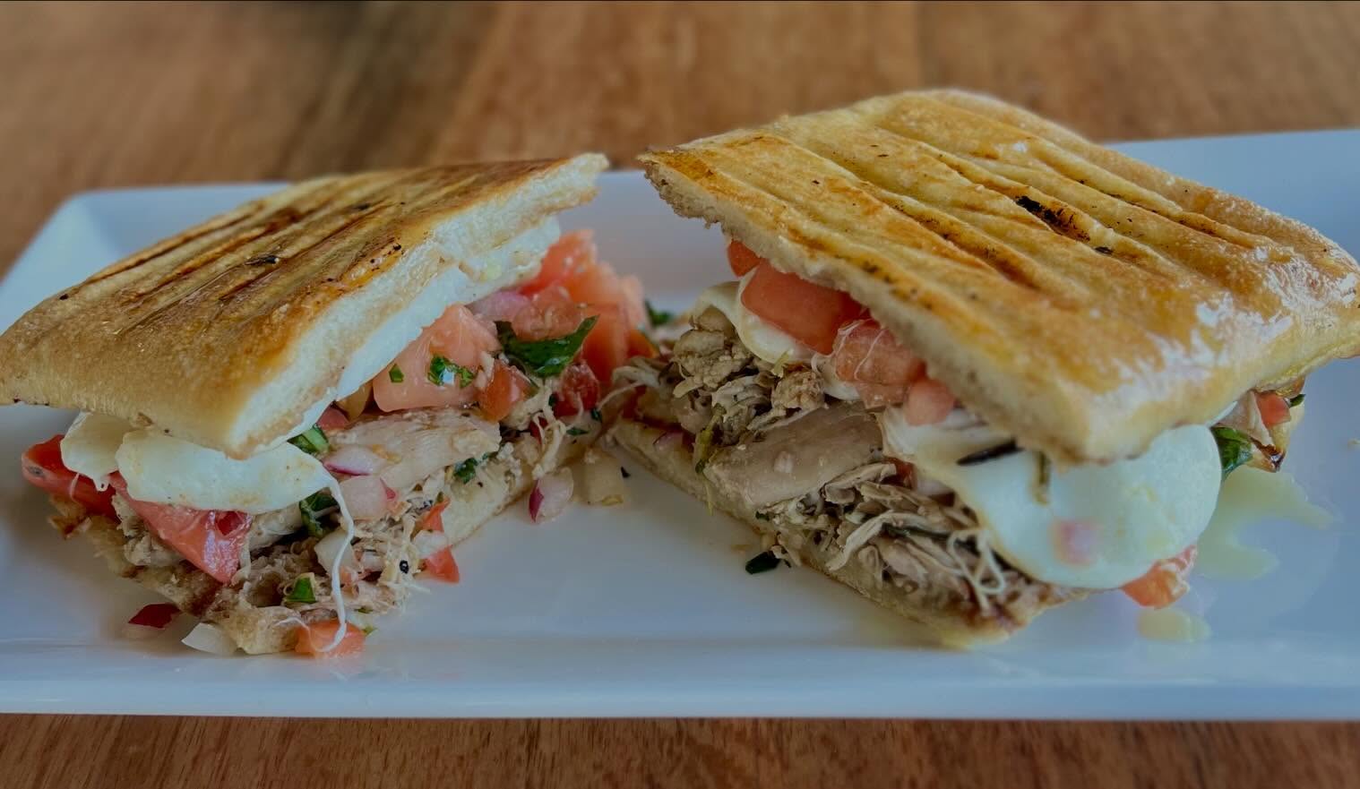 Two Excellent Lunch Options 🤩
🍅 Chicken Bruschetta Sando
Slow Braised Chicken, Fresh Mozzarella & House Bruschetta Pressed on Ciabatta $16
🍅 Southern Summer Sando
Turkey, Fried Green Tomato, Bacon, Pimento Cheese, Lettuce & Red Onion on Toasted White Bread $16
#sandwichsaturday #lunchtime #friedgreentomatoes #bruschetta #dellaroses