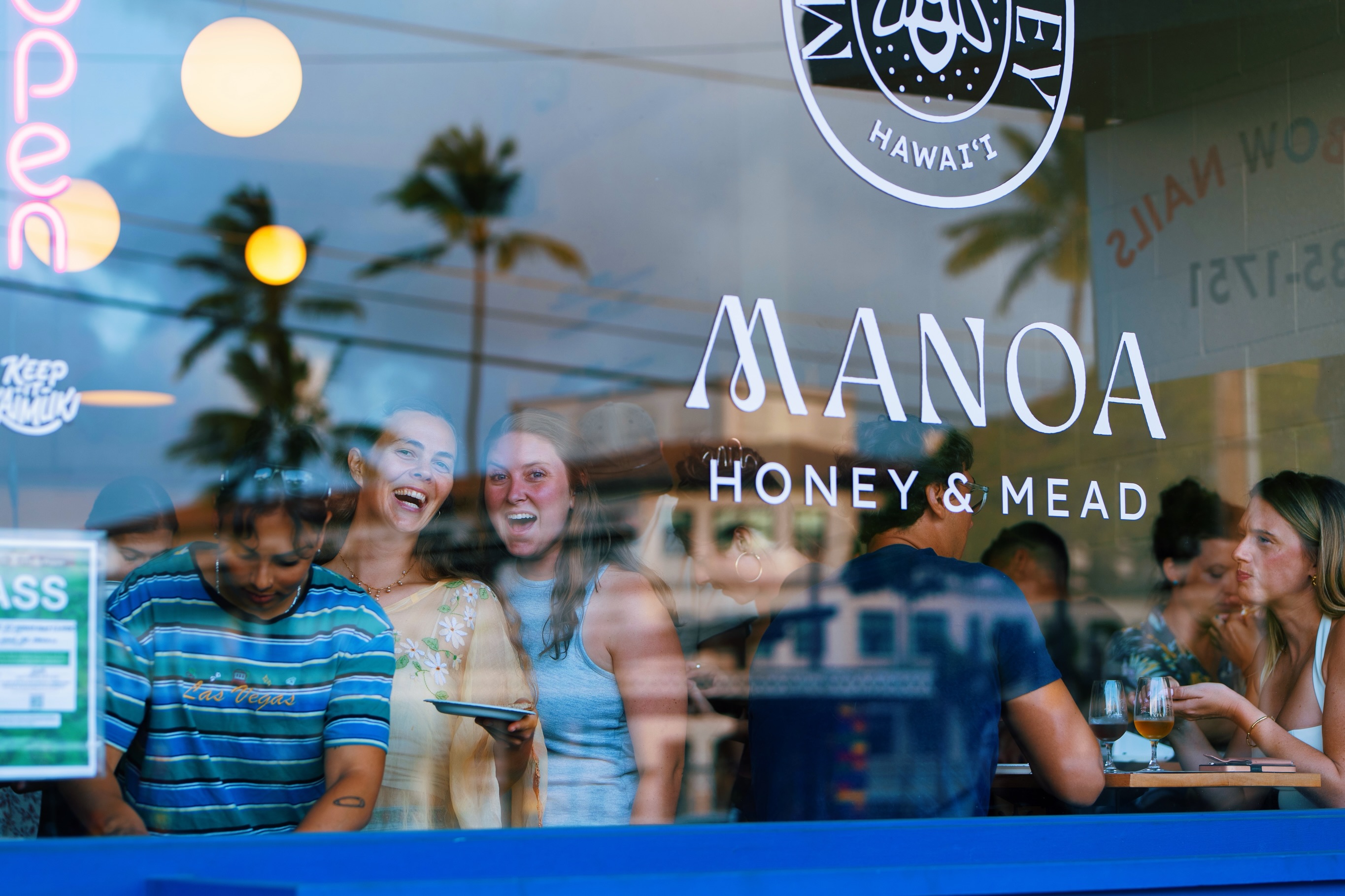 The Honey Bar is officially 1 month old!!
Thank you for making this possible! We could not be here without the over pouring love we have received from not only loyal Manoa Honey and Mead customers, but the entire Kaimuki community. We are so beyond blessed to have so much support from so many people!
Whether you were at the Grand Opening, Bees & Brains, Friday Night Music or just stopping by… we cannot thank you enough!!
Stay tuned for what we have coming, cause we’re not stopping anytime soon 🤭😉
#thehoneybar #keepitkaimuki #manoahoneymead #meadery