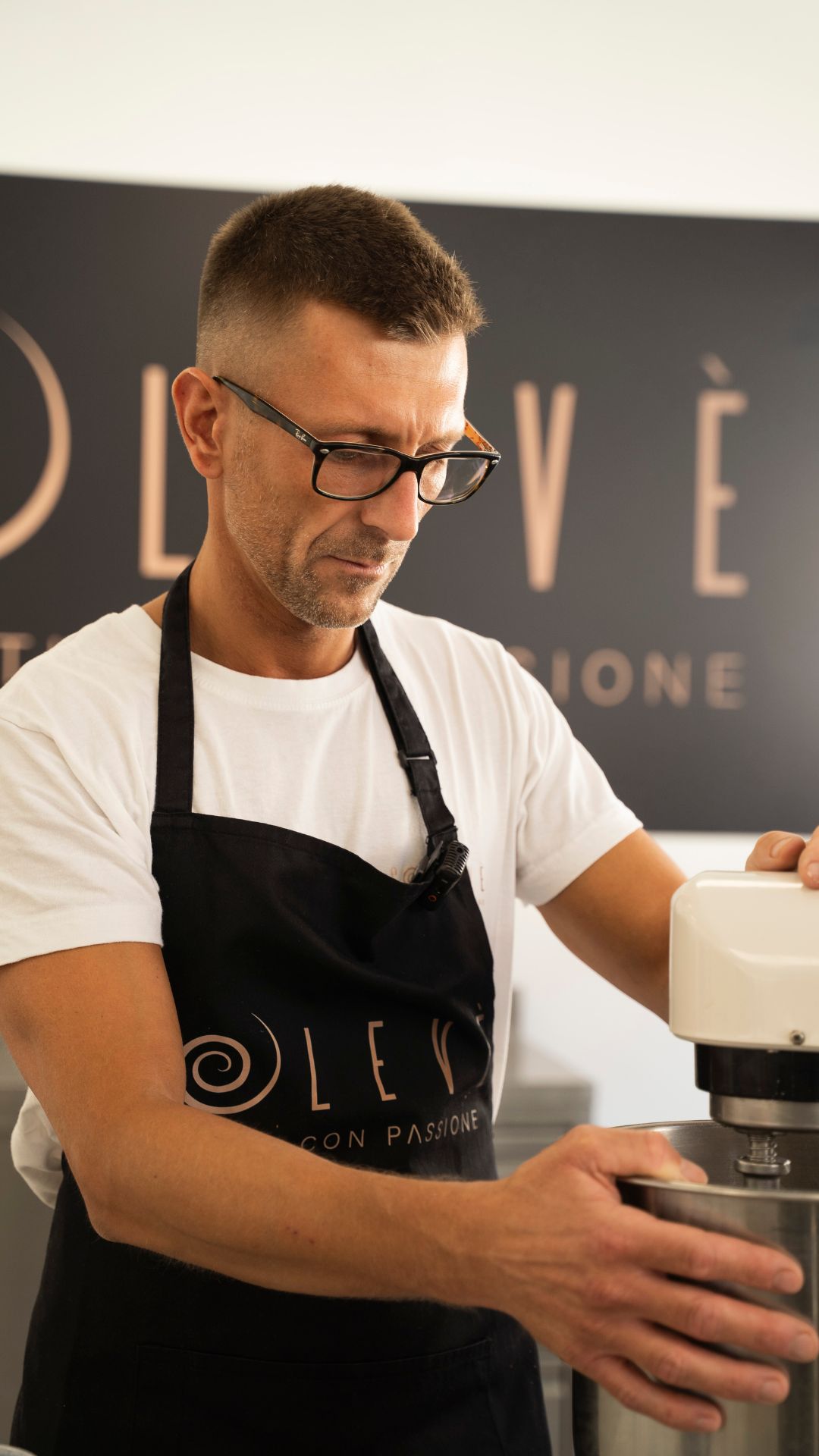 Ogni focaccia nasce da qui. 🤍
In questa prima parte del corso ci concentriamo sull'impasto: consistenza, lavorazione e piccoli accorgimenti che fanno la differenza.
Perché prima del profumo, della croccantezza e del risultato finale, c'è una base da conoscere.
✨ Nella parte 2 vi mostreremo il risultato.
#Solevè #CorsoFocaccia #ImpastoArtigianale #Ma