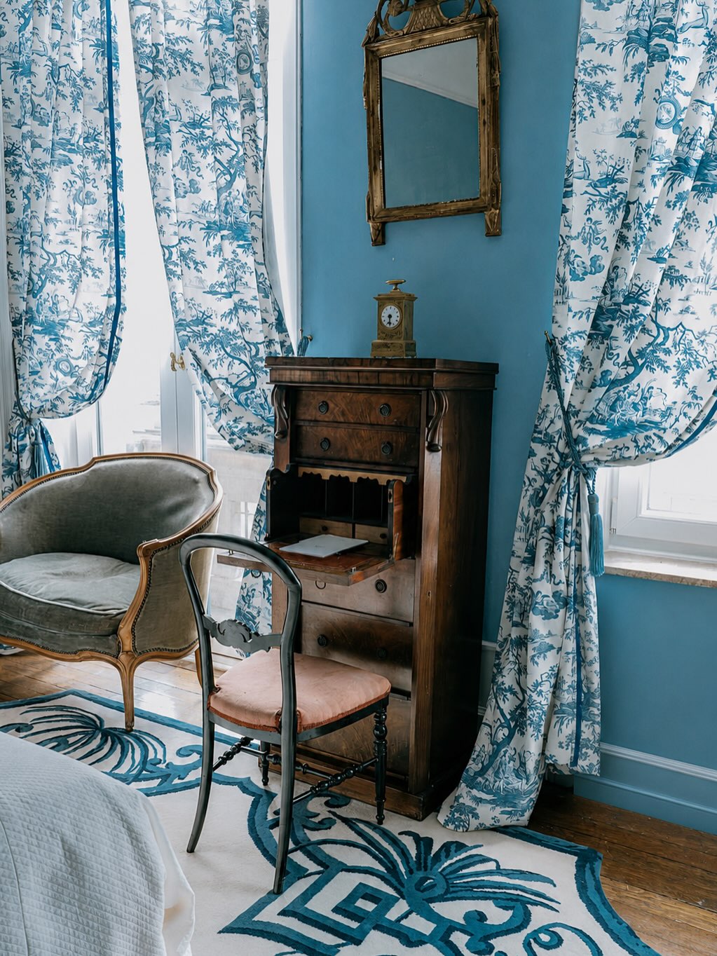 Coming home 💙
This is Tea Pavilion, one of my favourite rugs from my Jardins du Monde collection, available exclusively through The Invisible Collection @theinvisiblecollection 💫 @jaipurrugs
It was originally designed in shades of green and red (as you may have seen in my own home), but when my mother chose it for her house in Brussels, she reimagined it in her favourite colour: blue 💙
Seeing it here, in the home where I grew up, feels incredibly special. It’s amazing how a design can take on a completely new personality simply by changing its colours.
And if you swipe through… you can spot my son Amedeo’s little bed💙
📸 @kgsfrench.photo