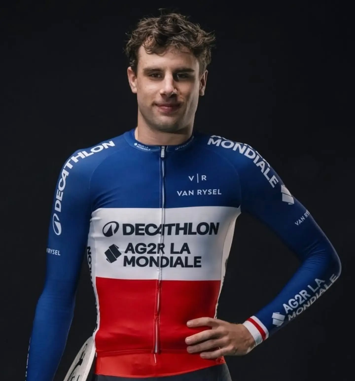 #madeinABC 🟦🟨🟥
Il est de retour à la Tour du Pin (Isère) après son titre de Champion de 🇫🇷 U23 en 2025.
Arthur est au départ ( ⏱️ 15h30) des Championnats ee France Eilte 💪.
Julien Chaba et Patrick Arango assureront l'encadrement dans la voiture 👍
A suivre sur Eurosport 🖥.