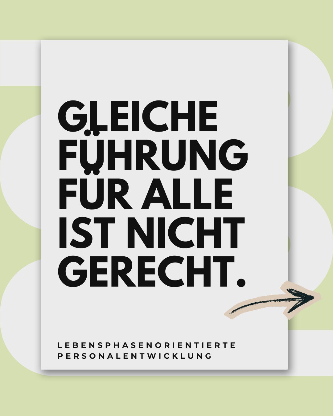 Zwei Mitarbeitende.
Beide leisten gute Arbeit.
Beide haben die gleiche Stelle.
Und trotzdem ist eine dauerhaft erschöpft,
während die andere stabil bleibt.
In vielen Teams wird das als individuelles Problem gelesen:
„Die eine ist belastbarer.“
„Die andere muss sich besser organisieren.“
Was dabei oft übersehen wird:
Menschen befinden sich in unterschiedlichen Lebensphasen.
Mit unterschiedlichen Energiereserven, Verpflichtungen und Grenzen.
Gleiche Anforderungen wirken nicht gleich.
Gleiche Regeln erzeugen nicht automatisch Fairness.
Lebensphasenorientierte Führung bedeutet, genau das mitzudenken –
nicht aus Bequemlichkeit, sondern aus Verantwortung.
Die entscheidende Frage lautet nicht:
Behandle ich alle gleich?
Sondern:
Schaffe ich Bedingungen, unter denen unterschiedliche Menschen arbeitsfähig bleiben?
Unsere Weiterbildung "Mentoren-Schulung für lebensphasenorientierte Personalentwicklung" behandelt genau solche Themen. Die Weiterbildung qualifiziert Führungskräfte und angehende Führungskräfte in der stationären und ambulanten Langzeitpflege systematisch zur Mentorin bzw. zum Mentor für lebensphasenorientierte Personalentwicklung.
Mehr dazu gibt es hier:
https://www.academy-marburg.de/fort-und-weiterbildung
#mentorenschulung #businessacademymarburg #führungskraft #pflegekräfte #pflege