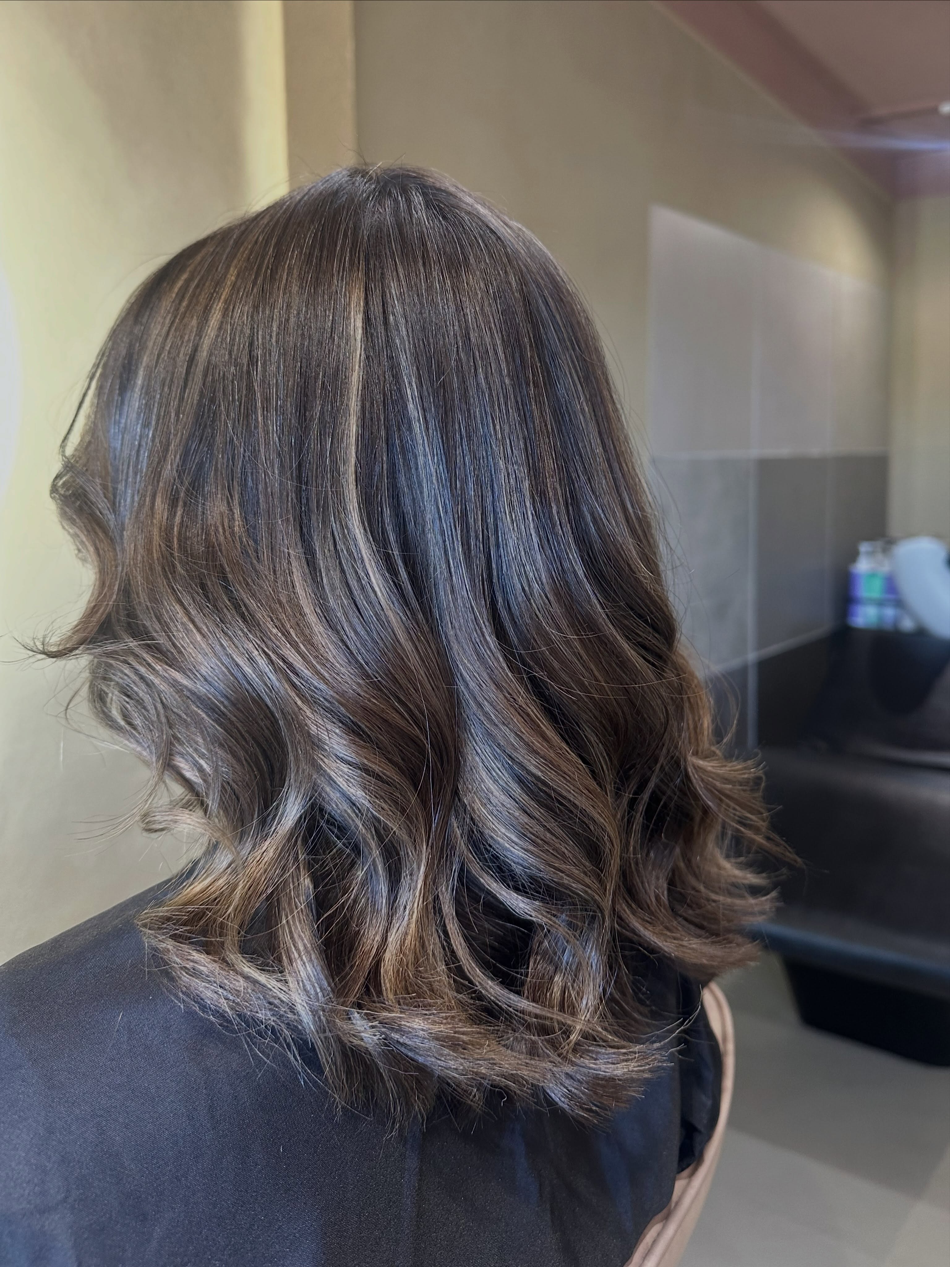 A gorgeous chocolate brown glaze, finished with soft caramel toned highlights โจ๐งธ๐ฅ
#yuduyuhairsalon #waihekehairstylist #tamakimakaurau #sustainablesalons