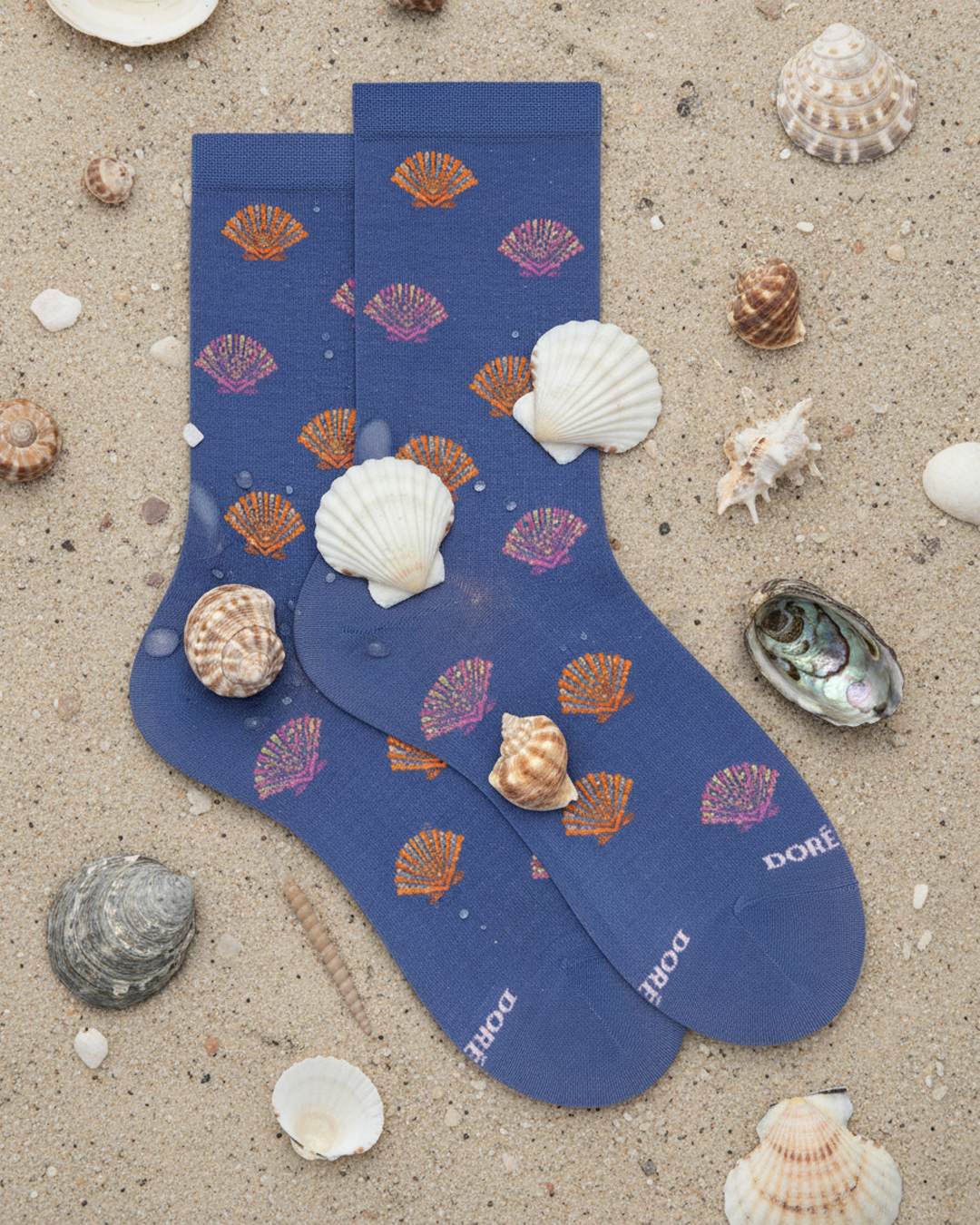 Cette chaussette pour femme ornée de coquillages évoque le parfum de la mer, le sable chaud et les journées d’été sans hâte. 🐚
#doredore