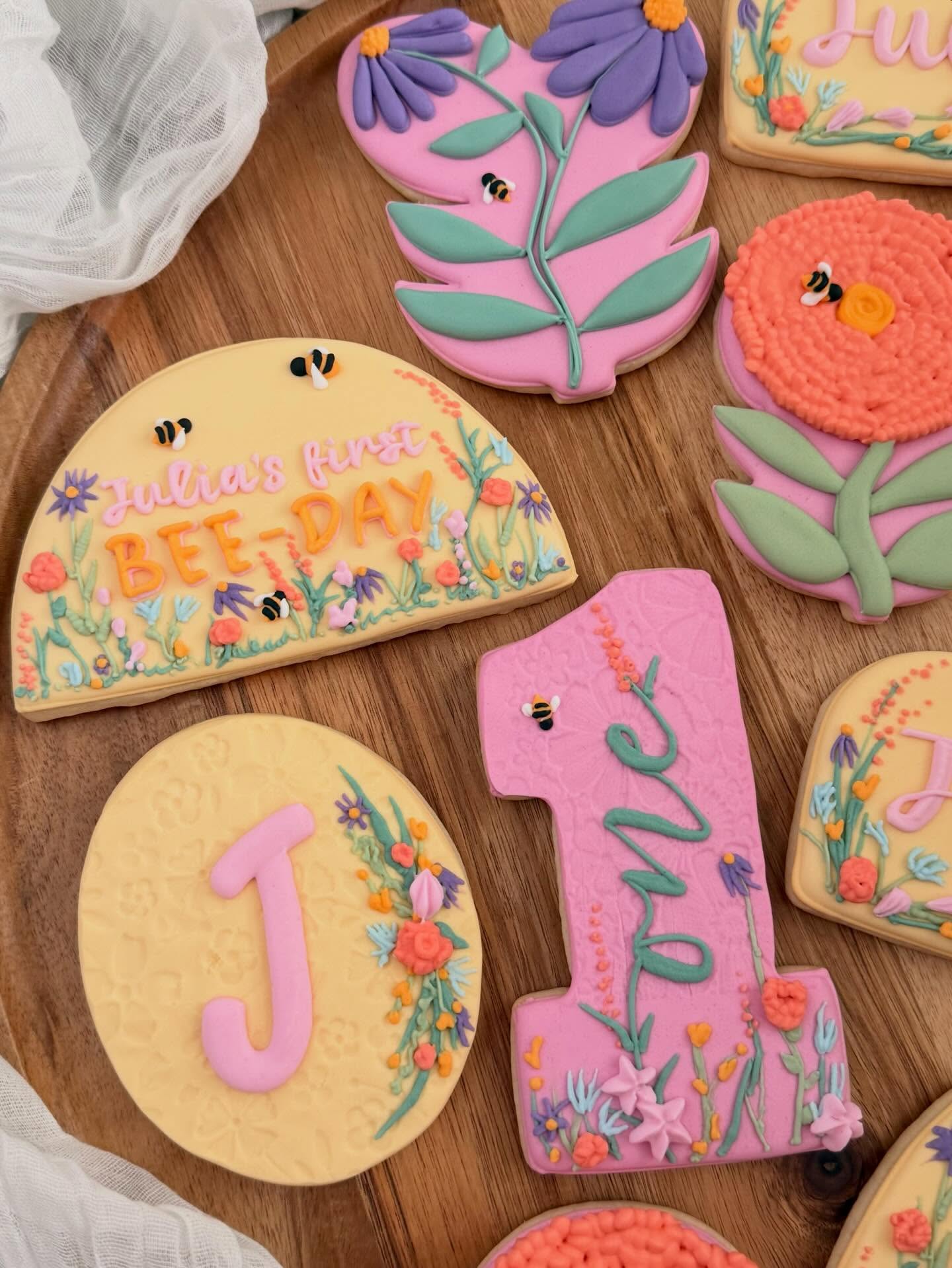 Happy BEE-DAY!
🐝 💐
Just a gorgeous and girly celebration
#one #birthdaygirl #happybeeday #birthdaycookıes #flowercookies