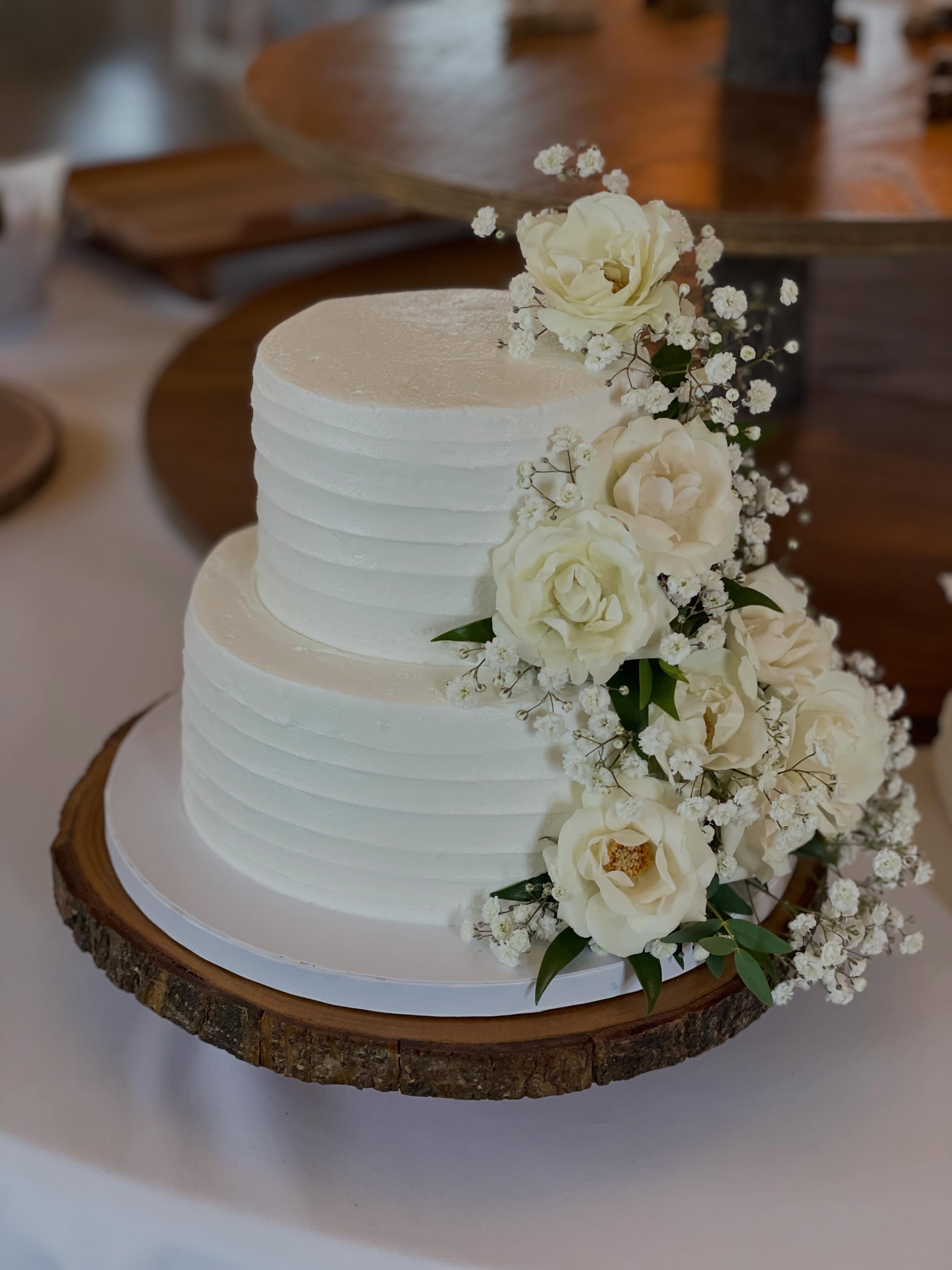 Fresh flowers are the finishing touch that turns a wedding cake into a work of art—romantic, whimsical, and effortlessly elegant. 🌿🤍
#gildedgraceevents #weddingflorist #simpleandelegant