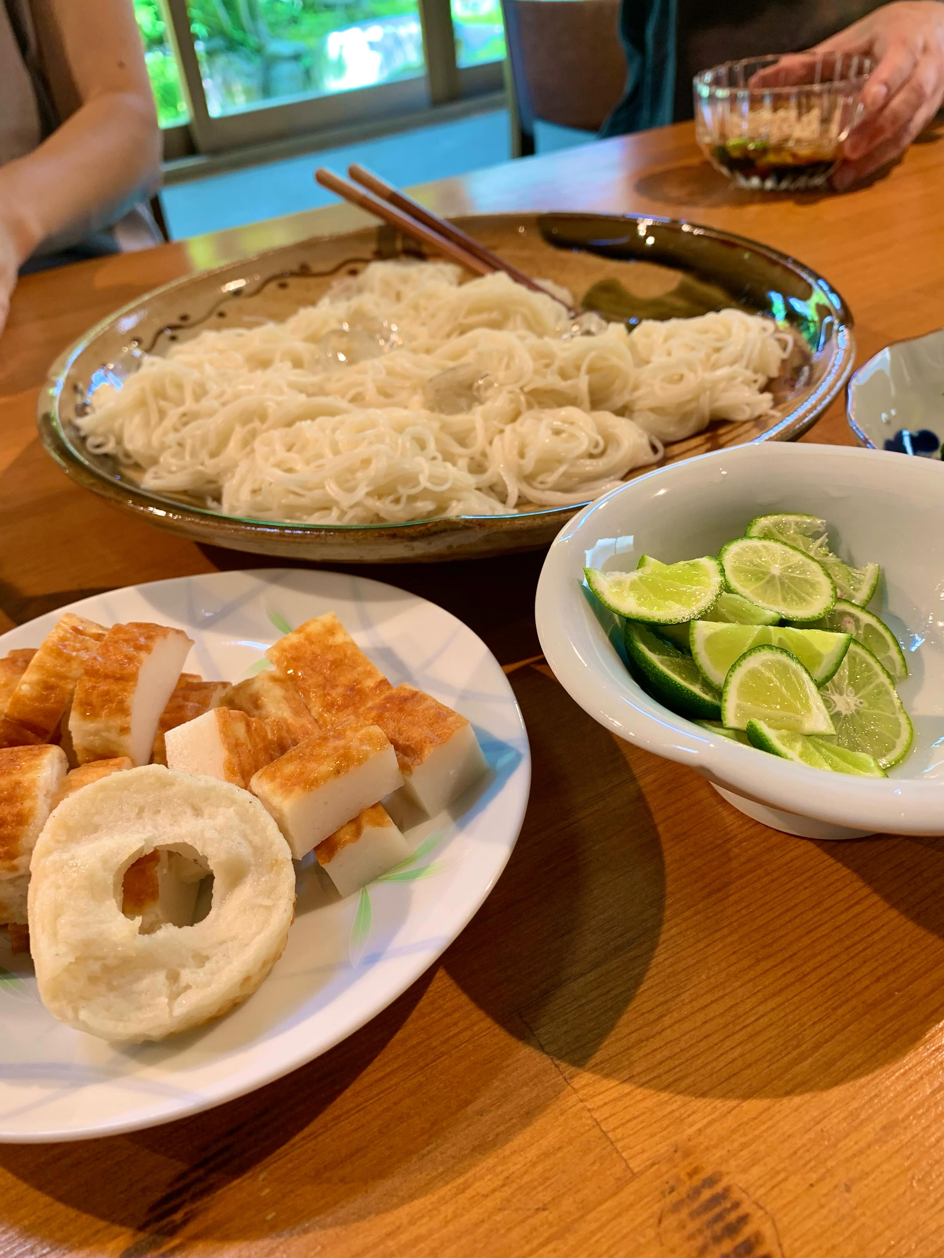 July 1st is Himuro no Hi (Ice House Day) 🧊
This day has its roots in the Edo period, when the Kaga Domain presented ice that had been stored through the winter to the shogun.
In Kanazawa, it is a tradition to celebrate the day by eating Himuro Manju (sweet buns) and Himuro Chikuwa (fish cakes), while wishing for good health and protection from illness.
After the staff finished giving our machiya a thorough summer cleaning, we enjoyed a simple lunch of somen noodles and Himuro Chikuwa that we picked up at Omicho Market😋
7月1日は「氷室の日」🧊。江戸時代、加賀藩では冬に貯蔵した氷を将軍へ献上していたことに由来する日です。金沢ではこの日に、無病息災を願って「氷室まんじゅう」を食べたり、「氷室ちくわ」を味わったりする風習があります。
スタッフみんなで町家の大掃除をした後は、素麺と近江町市場で購入した氷室ちくわで簡単なお昼ご飯😋
#machiya #kanazawatrip #kanazawafood #somen #japaneseoldhouse