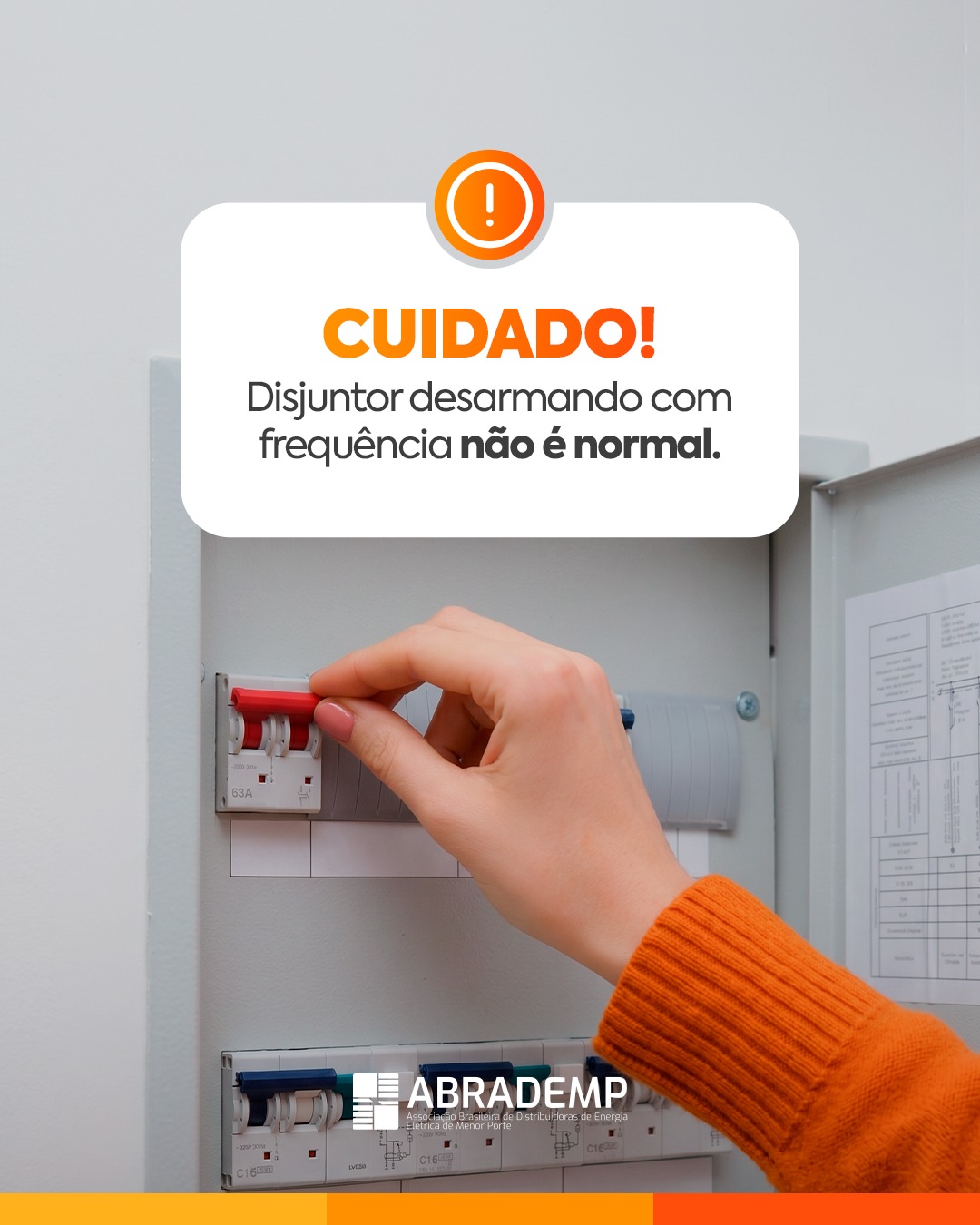 O disjuntor é um dispositivo de proteção da instalação elétrica.
Quando ele desarma, significa que identificou alguma situação de risco, como sobrecarga, curto-circuito ou problema na instalação.
Por isso, quando o disjuntor começa a desarmar com frequência, o ideal não é apenas religá-lo repetidamente, mas entender o que está causando o problema.
Entre as situações mais comuns estão:
↪️ Muitos aparelhos ligados ao mesmo tempo
↪️ Instalações antigas
↪️ Fios inadequados
↪️ Equipamentos com defeito
Ignorar esses sinais pode aumentar riscos de danos elétricos e acidentes.
Em casos de oscilações frequentes, dúvidas sobre o fornecimento ou situações relacionadas à rede externa, a orientação é comunicar a distribuidora de energia para avaliação e atendimento adequados.
A manutenção preventiva e a avaliação feita por profissionais habilitados ajudam a garantir mais segurança no uso da energia no dia a dia. ⚡💡
.
.
.
Nossa energia é essencial! 💡
Associação Brasileira de Distribuidoras de Energia Elétrica de Menor Porte. ⚡
👉 Contatos no link da bio: https://linktr.ee/abrademp
