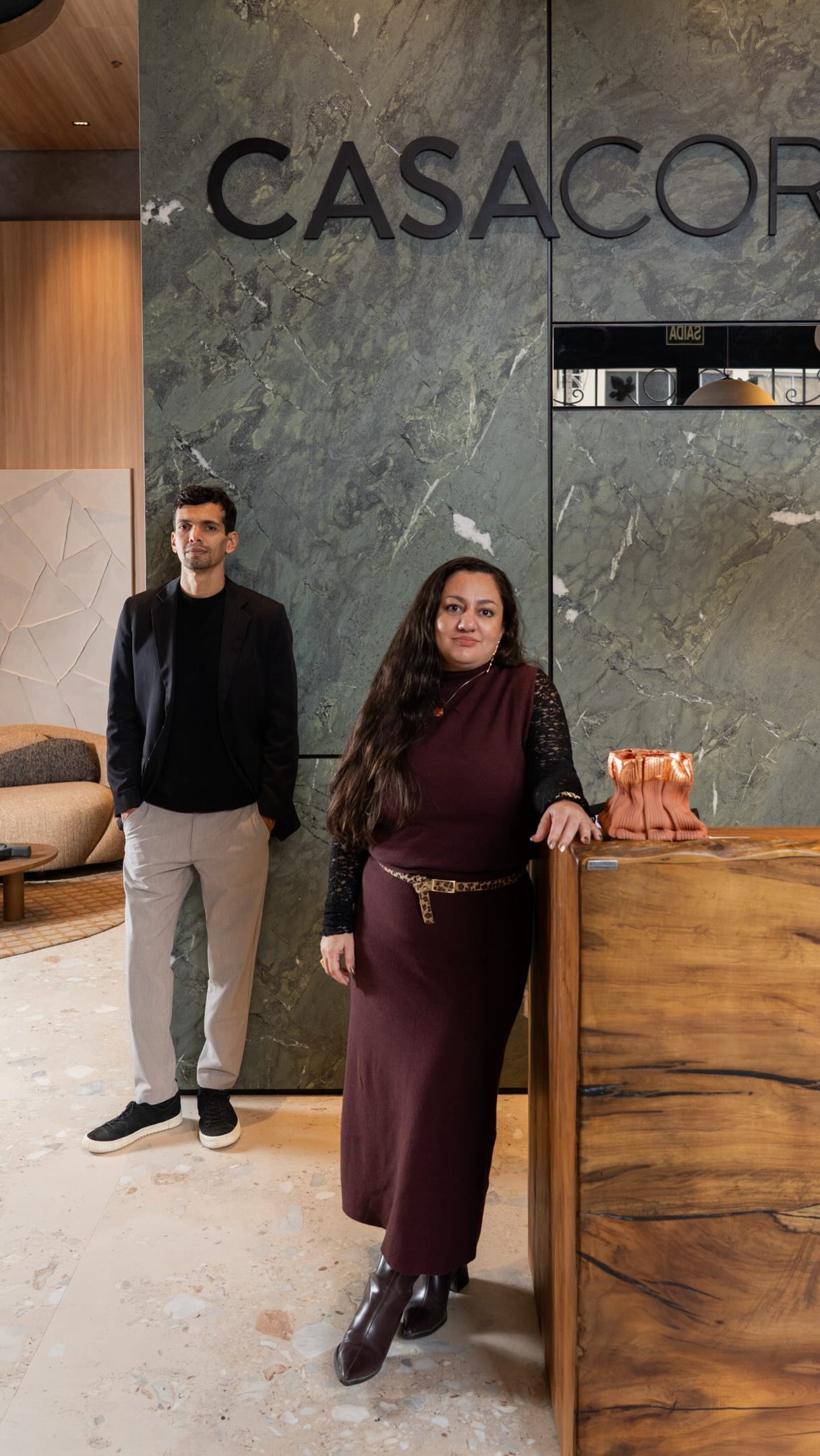 No hall de entrada da CASACOR SC, Cleber Telles e Rayssa Grossi, do @clebertelles.arquitetura, profissionais com escritório no CasaHall Offices, apresentam o conceito de “Entre Vinhas e Silêncio”, ambiente que recebe os visitantes da mostra e traduz, por meio da arquitetura, uma narrativa construída em cada detalhe.
Um olhar sobre as ideias, escolhas e significados que deram forma ao projeto.