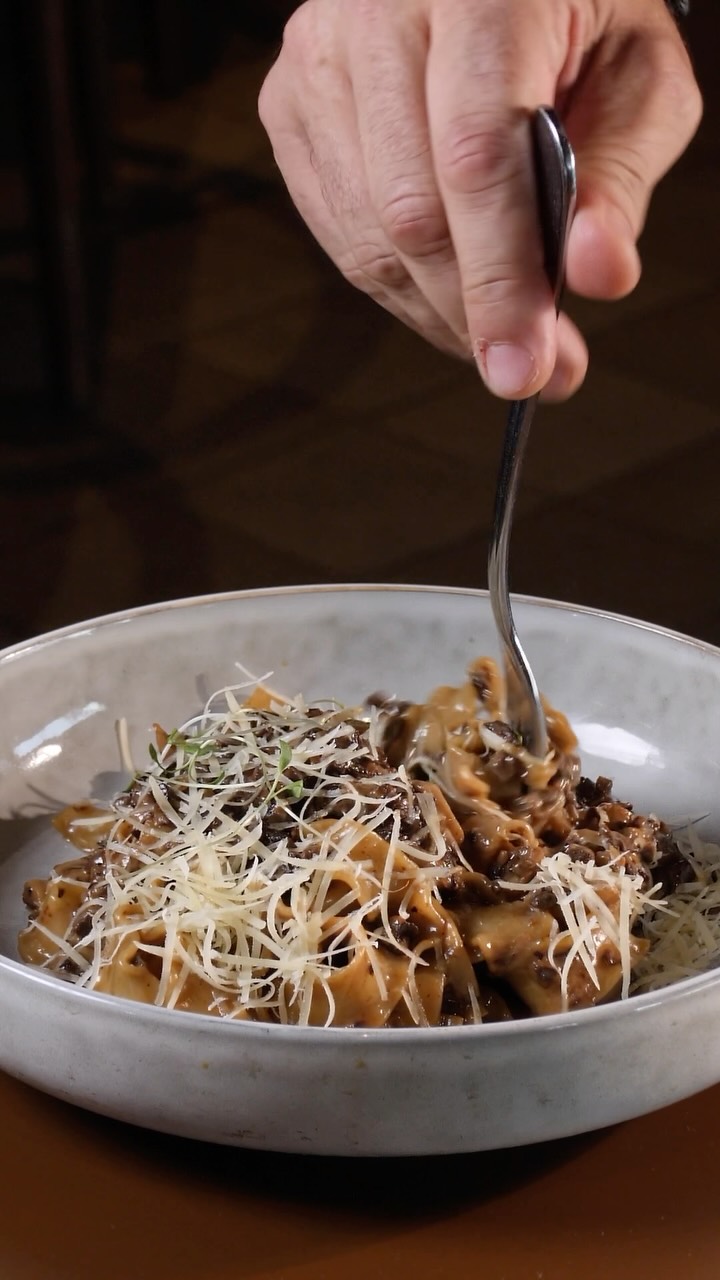 Nuestra historia sigue sumando nuevos sabores.🍝Pappardelle al funghi: pasta gruesa al huevo, salsa cremosa de hongos de porcón y champiñones.
Lo nuevo de nuestras “Recomendaciones de temporada”.
#GranjaAzulElOriginal