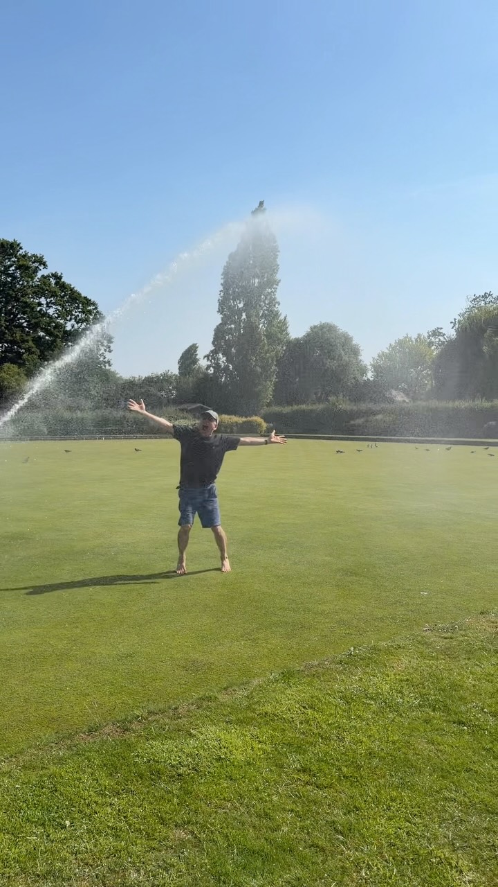 Well, you would have to, wouldn’t you? (👀 wait to the end)
#lawnbowlsforlife #toohot #waterfountains #parliamenthill #hampsteadheath