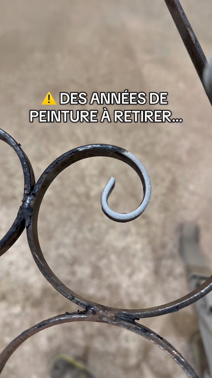 Des années de peinture recouvraient complètement cette grille de porte d’entrée en aluminium.
L’aérogommage a permis de retrouver la matière d’origine sans l’abîmer 😳
Alors, honnêtement :
👉 Vous auriez repeint directement ou révélé l’aluminium ?
📍Var & PACA
📞 Devis gratuit sous 24h #aerogommage #avantapres #renovation #aluminium