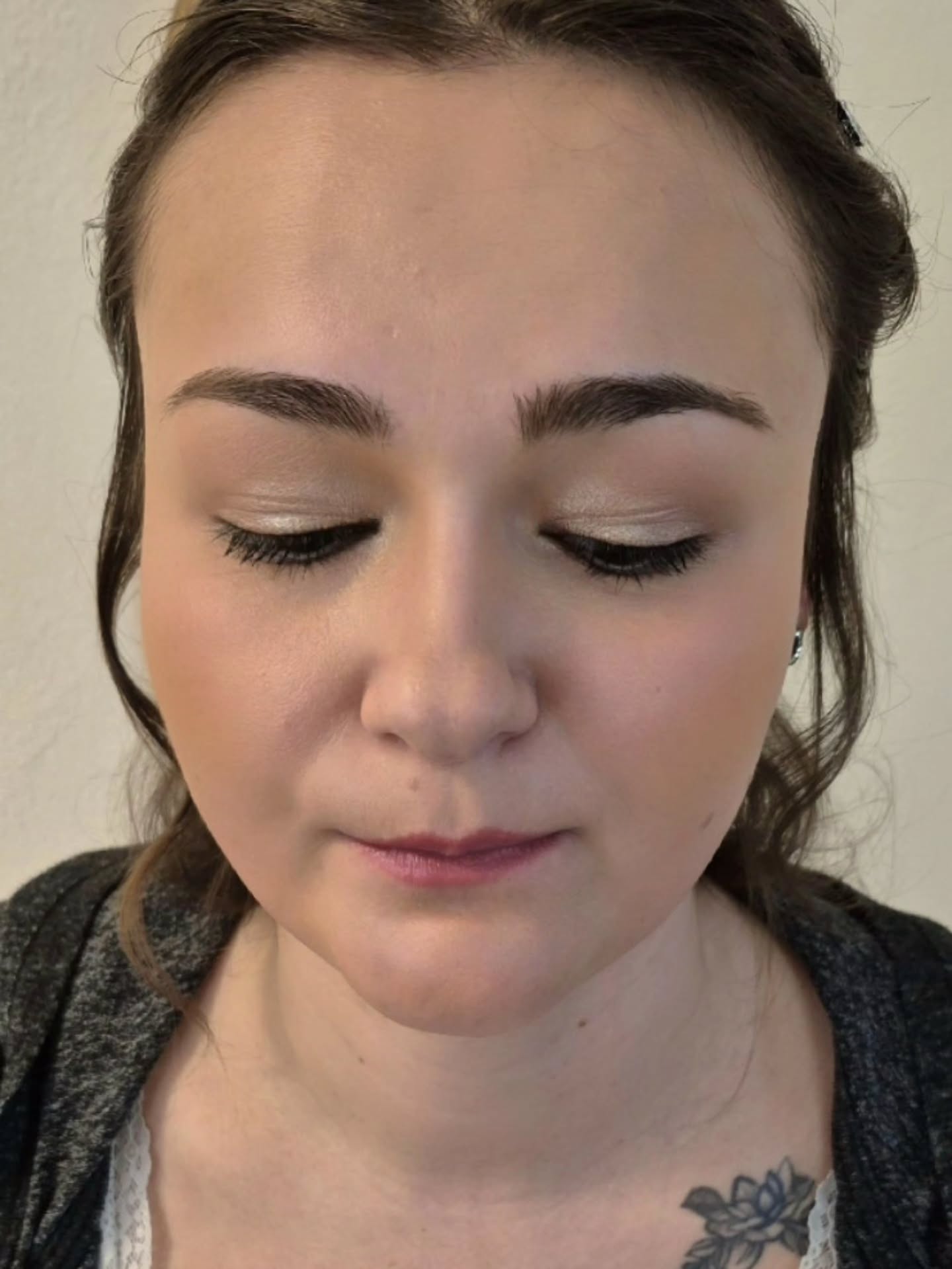 Brautstyling | 26.06.2026 🤍
@renner.makeup
Make-up für diese wunderschöne Braut. ✨
Natürlich, frisch und elegant – ein Look, der die natürliche Schönheit unterstreicht und den ganzen Hochzeitstag über strahlt. ☀️
#BrautMakeup #Brautstyling #WunderschöneBraut #WeddingStyle #rennermakeup