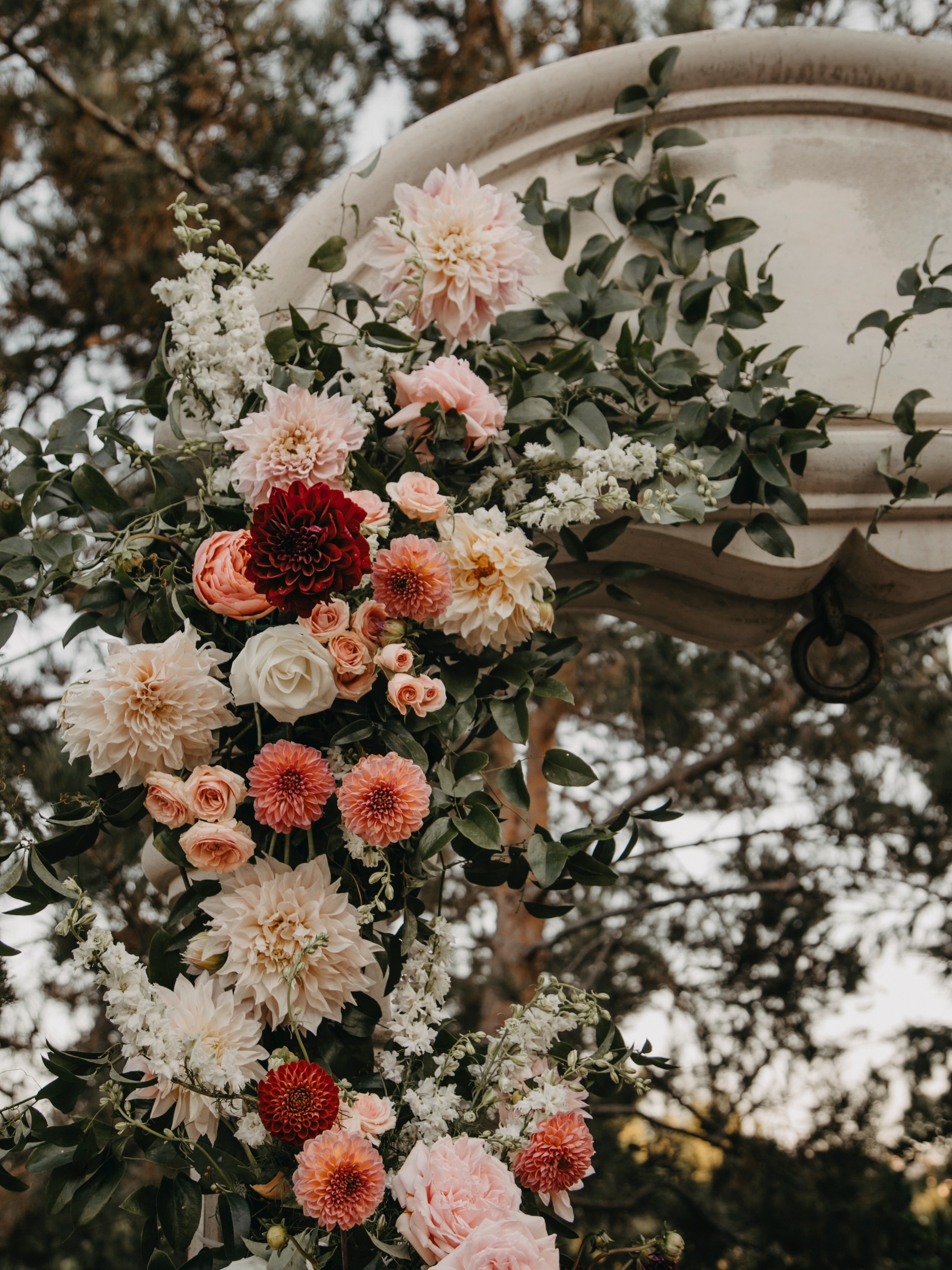 I’ve always loved arrangements that feel collected rather than perfect. Layers, texture, movement, and just enough room for each flower to have its own little moment🤍
Photo @gabinehringphoto