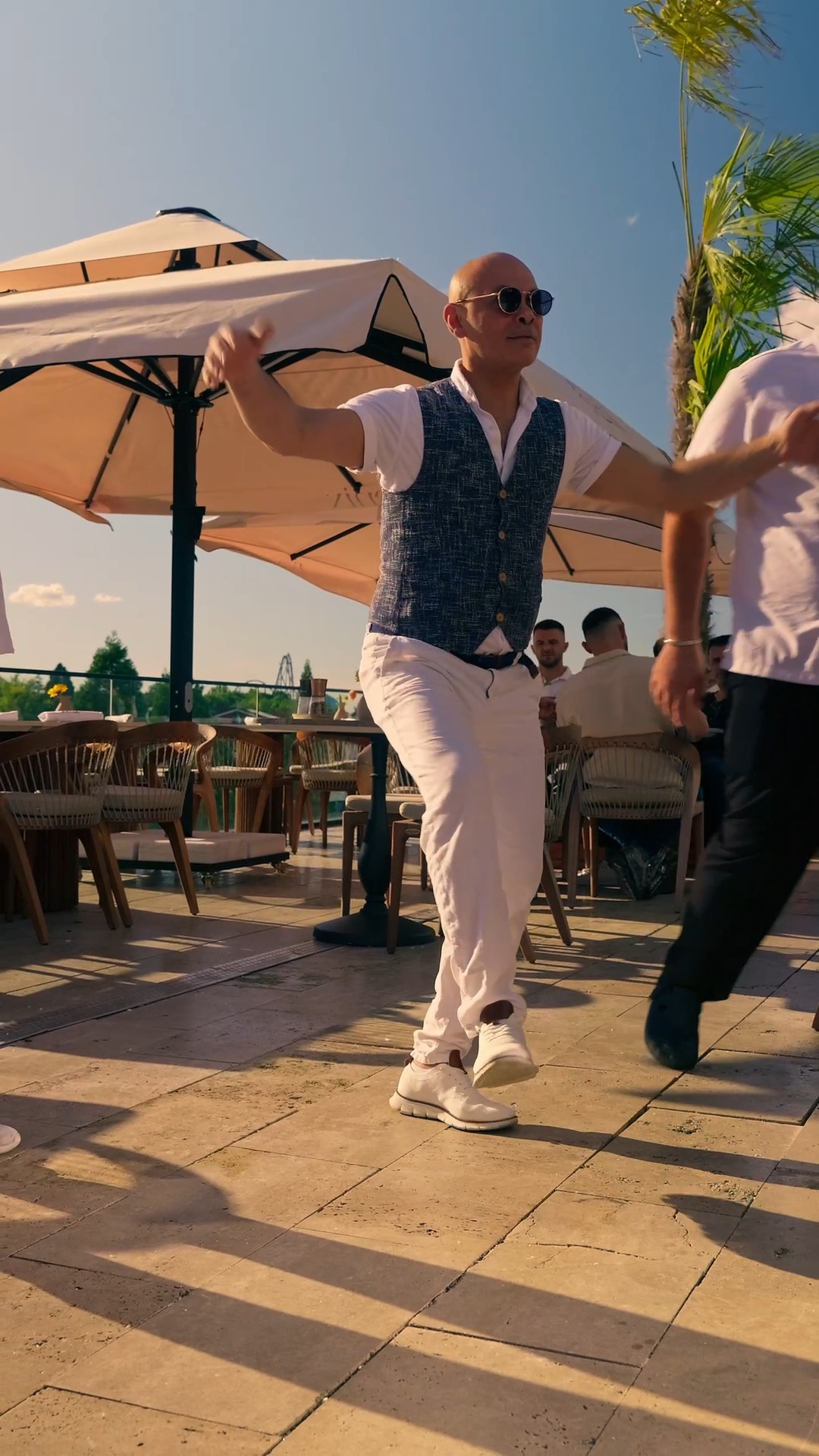 Es gibt diese Abende, da fühlt sich ein Samstag in Rust plötzlich an wie Urlaub. 🇬🇷
Greek Night im Fenix. Die Sonne sinkt über den Dächern, griechische Musik liegt in der Luft, ein Glas Wein, gutes Essen – und dann wird getanzt. Genau die Art Sommerabend, von der man am Montag noch erzählt.
Den ganzen Juli und August, jeden Samstag von 17 bis 23 Uhr.
Ein paar Schritte vom Europa-Park entfernt. Und doch wie ein kleiner Kurzurlaub.
Komm vorbei, bleib länger als geplant. ☀️
📍 Fenix Rust · Tullastr. 8
🇬🇷 Greek Night – jeden Samstag im Juli & August, 17–23 Uhr
📞 Jetzt reservieren: 07822 78 89 994
🎟️ Oder über den Link in der Bio
#fenixrust #greeknight #rust #europapark #rulantica #sommerinrust #griechischenacht #ortenau #restaurantrust